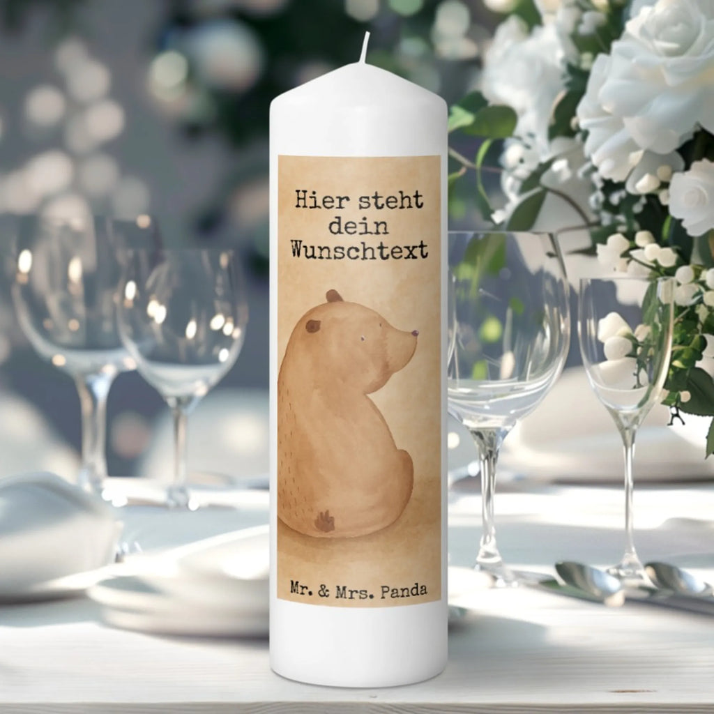 Personalisierte Kerze Bär Schulterblick Design Taufekerze Mit Namensgravur, Holz-Kerze Mit Namen, Streukerze Mit Namensdruck, Kerzen-Set Mit Namensgravur, Stearinkerze Mit Gravur, Sojawachskerze Mit Namensdruck, Votivkerze Mit Wunschname, Glas-Kerze Mit Wunschname, Kerze Für Hochzeit Mit Namensgravur, Blockkerze Mit Namensdruck, Firmungskerze Mit Wunschname, Bio-Kerze Mit Wunschname, Osterkerze Mit Namen, Teelicht Mit Namensdruck, Outdoor-Kerze Mit Namensgravur, Handgemachte Kerze Mit Wunschname, Adventskerze Mit Wunschname, Kerze Mit Namen, Stabkerze Mit Gravur, Gastgeschenk Kerze Mit Namen, Gedenkkerze Mit Namen, Tischkerze Mit Namensdruck, Personalisierte Kerze, Metall-Kerze Mit Namensgravur, Handgegossene Kerze Mit Namen, Trauerkerze Mit Namen, Gartenkerze Mit Namen, Grabkerze Mit Namensgravur, Kerze Mit Spruch Und Namen, Bienenwachskerze Mit Wunschname, Laternenkerze Mit Namensdruck, Kommunionkerze Mit Namen, Schwimmkerze Mit Namen, Stumpenkerze Mit Namensgravur, Weihnachtskerze Mit Namensgravur, Duftkerze Mit Namen, LED-Kerze Mit Wunschname, Andachtskerze Mit Namensgravur, Kerze Für Geburtstag Mit Wunschname, Kerze Mit Prägung Und Wunschname, Tafelkerze Mit Wunschname, Fair-Trade-Kerze Mit Namensgravur, Bär, Teddy, Teddybär, Bären, Weisheit, Weltansicht, Bärenliebe, Selbstachtung, Motivation