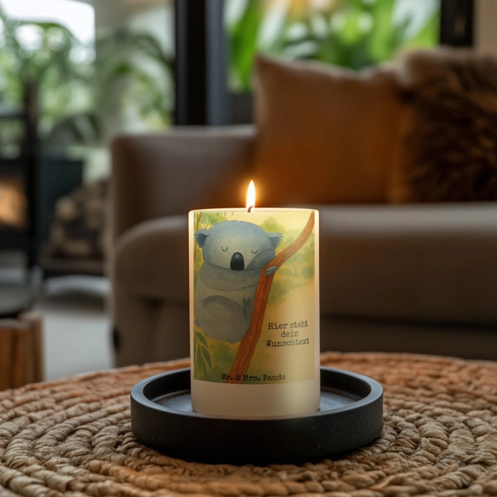 Personalisierte Kerze Koalabär Design LED-Kerze Mit Wunschname, Kerze Für Geburtstag Mit Wunschname, Tafelkerze Mit Wunschname, Stabkerze Mit Gravur, Firmungskerze Mit Wunschname, Gedenkkerze Mit Namen, Stumpenkerze Mit Namensgravur, Metall-Kerze Mit Namensgravur, Bio-Kerze Mit Wunschname, Weihnachtskerze Mit Namensgravur, Osterkerze Mit Namen, Bienenwachskerze Mit Wunschname, Trauerkerze Mit Namen, Sojawachskerze Mit Namensdruck, Gartenkerze Mit Namen, Fair-Trade-Kerze Mit Namensgravur, Teelicht Mit Namensdruck, Votivkerze Mit Wunschname, Kerze Mit Spruch Und Namen, Taufekerze Mit Namensgravur, Kerze Mit Prägung Und Wunschname, Streukerze Mit Namensdruck, Outdoor-Kerze Mit Namensgravur, Kerzen-Set Mit Namensgravur, Laternenkerze Mit Namensdruck, Adventskerze Mit Wunschname, Schwimmkerze Mit Namen, Kerze Für Hochzeit Mit Namensgravur, Andachtskerze Mit Namensgravur, Duftkerze Mit Namen, Stearinkerze Mit Gravur, Kommunionkerze Mit Namen, Kerze Mit Namen, Handgegossene Kerze Mit Namen, Tischkerze Mit Namensdruck, Glas-Kerze Mit Wunschname, Handgemachte Kerze Mit Wunschname, Grabkerze Mit Namensgravur, Personalisierte Kerze, Gastgeschenk Kerze Mit Namen, Holz-Kerze Mit Namen, Blockkerze Mit Namensdruck, Tiermotive, Gute Laune, lustige Sprüche, Tiere, Koalabär, träumen, Bär, Traumland, Koala, Schlafzimmer, schlafen, Traum