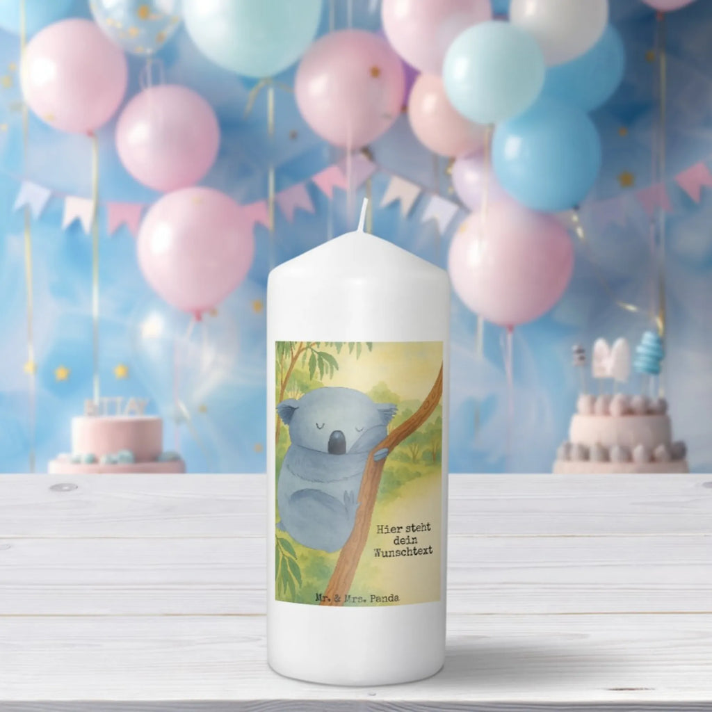 Personalisierte Kerze Koalabär Design LED-Kerze Mit Wunschname, Kerze Für Geburtstag Mit Wunschname, Tafelkerze Mit Wunschname, Stabkerze Mit Gravur, Firmungskerze Mit Wunschname, Gedenkkerze Mit Namen, Stumpenkerze Mit Namensgravur, Metall-Kerze Mit Namensgravur, Bio-Kerze Mit Wunschname, Weihnachtskerze Mit Namensgravur, Osterkerze Mit Namen, Bienenwachskerze Mit Wunschname, Trauerkerze Mit Namen, Sojawachskerze Mit Namensdruck, Gartenkerze Mit Namen, Fair-Trade-Kerze Mit Namensgravur, Teelicht Mit Namensdruck, Votivkerze Mit Wunschname, Kerze Mit Spruch Und Namen, Taufekerze Mit Namensgravur, Kerze Mit Prägung Und Wunschname, Streukerze Mit Namensdruck, Outdoor-Kerze Mit Namensgravur, Kerzen-Set Mit Namensgravur, Laternenkerze Mit Namensdruck, Adventskerze Mit Wunschname, Schwimmkerze Mit Namen, Kerze Für Hochzeit Mit Namensgravur, Andachtskerze Mit Namensgravur, Duftkerze Mit Namen, Stearinkerze Mit Gravur, Kommunionkerze Mit Namen, Kerze Mit Namen, Handgegossene Kerze Mit Namen, Tischkerze Mit Namensdruck, Glas-Kerze Mit Wunschname, Handgemachte Kerze Mit Wunschname, Grabkerze Mit Namensgravur, Personalisierte Kerze, Gastgeschenk Kerze Mit Namen, Holz-Kerze Mit Namen, Blockkerze Mit Namensdruck, Tiermotive, Gute Laune, lustige Sprüche, Tiere, Koalabär, träumen, Bär, Traumland, Koala, Schlafzimmer, schlafen, Traum