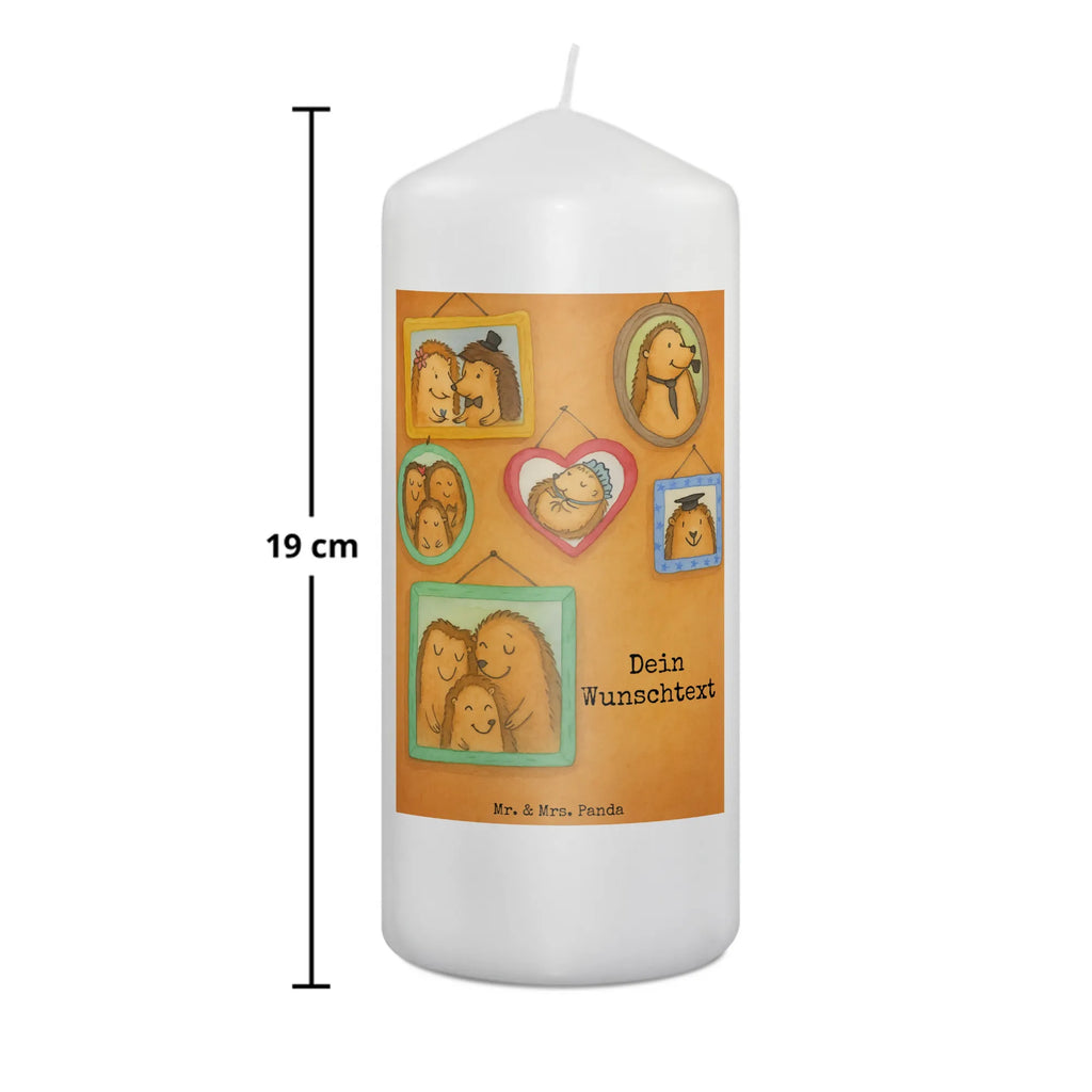 Personalisierte Kerze Igel Familie Design Teelicht Mit Namensdruck, Tischkerze Mit Namensdruck, Handgemachte Kerze Mit Wunschname, Gedenkkerze Mit Namen, Sojawachskerze Mit Namensdruck, Metall-Kerze Mit Namensgravur, Trauerkerze Mit Namen, Stearinkerze Mit Gravur, Fair-Trade-Kerze Mit Namensgravur, Kerze Mit Prägung Und Wunschname, Kerze Für Geburtstag Mit Wunschname, Gastgeschenk Kerze Mit Namen, Streukerze Mit Namensdruck, Osterkerze Mit Namen, Andachtskerze Mit Namensgravur, Kerze Mit Namen, LED-Kerze Mit Wunschname, Duftkerze Mit Namen, Blockkerze Mit Namensdruck, Kerze Mit Spruch Und Namen, Holz-Kerze Mit Namen, Firmungskerze Mit Wunschname, Personalisierte Kerze, Weihnachtskerze Mit Namensgravur, Stabkerze Mit Gravur, Adventskerze Mit Wunschname, Outdoor-Kerze Mit Namensgravur, Glas-Kerze Mit Wunschname, Grabkerze Mit Namensgravur, Handgegossene Kerze Mit Namen, Bienenwachskerze Mit Wunschname, Taufekerze Mit Namensgravur, Schwimmkerze Mit Namen, Kommunionkerze Mit Namen, Kerzen-Set Mit Namensgravur, Gartenkerze Mit Namen, Tafelkerze Mit Wunschname, Stumpenkerze Mit Namensgravur, Kerze Für Hochzeit Mit Namensgravur, Votivkerze Mit Wunschname, Laternenkerze Mit Namensdruck, Bio-Kerze Mit Wunschname, Familie, Vatertag, Muttertag, Bruder, Schwester, Mama, Papa, Oma, Opa, Igel, Zusammenhalt, Liebe, Bilder, Glück
