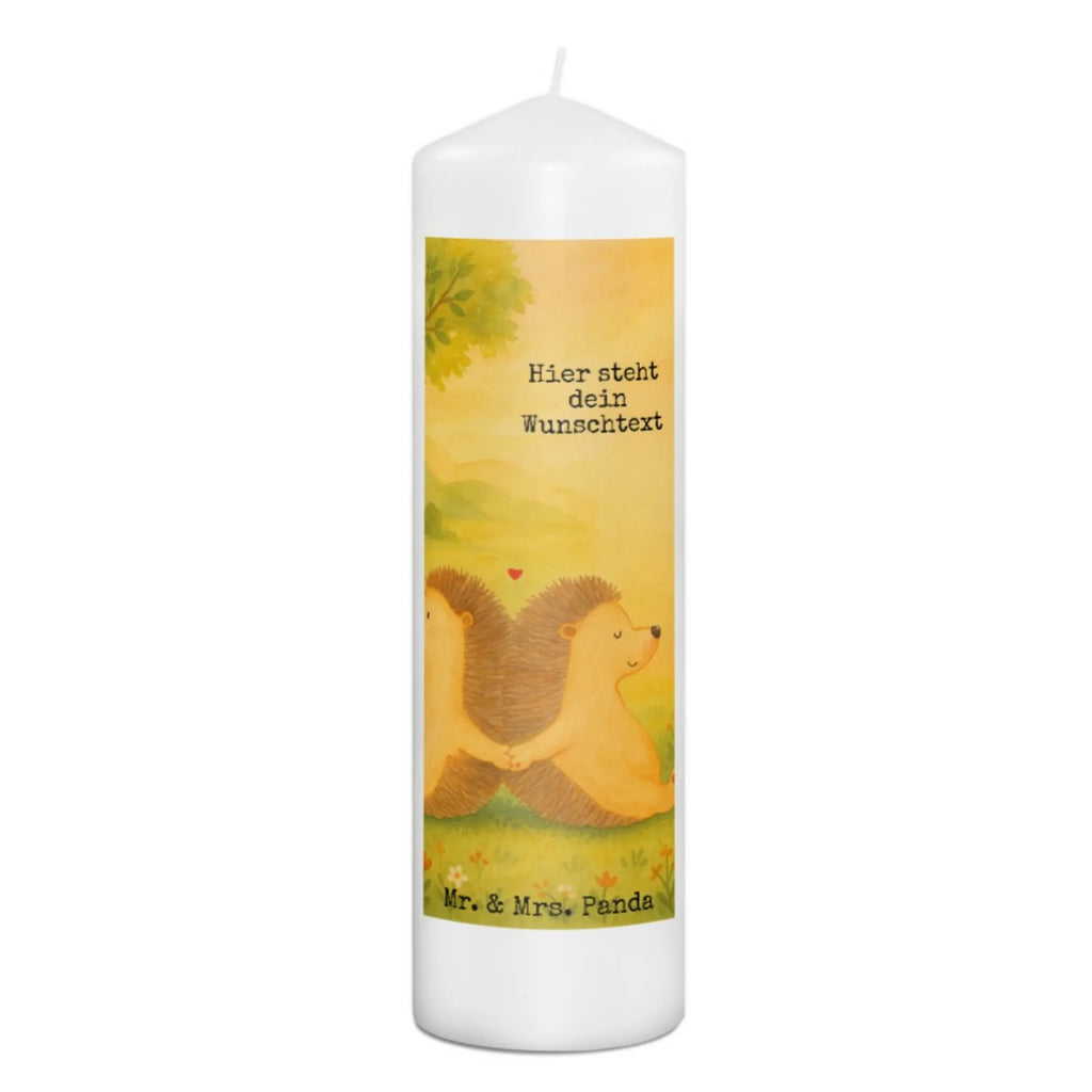 Personalisierte Kerze Igel händchenhaltend Design Blockkerze Mit Namensdruck, Kommunionkerze Mit Namen, LED-Kerze Mit Wunschname, Gartenkerze Mit Namen, Schwimmkerze Mit Namen, Taufekerze Mit Namensgravur, Teelicht Mit Namensdruck, Kerze Für Hochzeit Mit Namensgravur, Grabkerze Mit Namensgravur, Sojawachskerze Mit Namensdruck, Streukerze Mit Namensdruck, Metall-Kerze Mit Namensgravur, Duftkerze Mit Namen, Outdoor-Kerze Mit Namensgravur, Gedenkkerze Mit Namen, Tischkerze Mit Namensdruck, Weihnachtskerze Mit Namensgravur, Trauerkerze Mit Namen, Laternenkerze Mit Namensdruck, Osterkerze Mit Namen, Kerze Mit Prägung Und Wunschname, Handgemachte Kerze Mit Wunschname, Stabkerze Mit Gravur, Kerze Mit Namen, Adventskerze Mit Wunschname, Stumpenkerze Mit Namensgravur, Holz-Kerze Mit Namen, Glas-Kerze Mit Wunschname, Bio-Kerze Mit Wunschname, Andachtskerze Mit Namensgravur, Votivkerze Mit Wunschname, Handgegossene Kerze Mit Namen, Tafelkerze Mit Wunschname, Personalisierte Kerze, Kerze Für Geburtstag Mit Wunschname, Fair-Trade-Kerze Mit Namensgravur, Gastgeschenk Kerze Mit Namen, Kerze Mit Spruch Und Namen, Kerzen-Set Mit Namensgravur, Firmungskerze Mit Wunschname, Stearinkerze Mit Gravur, Bienenwachskerze Mit Wunschname, Liebe, Partner, Freund, Freundin, Ehemann, Ehefrau, Heiraten, Verlobung, Heiratsantrag, Liebesgeschenk, Jahrestag, Hocheitstag, Liebesbotschaft, Igelliebe, Liebesbeweis, Lieblingsmensch, große Liebe, Hand in Hand, Igel, Gemeinsamkeit, Hochzeit, Geschenk für zwei, Love