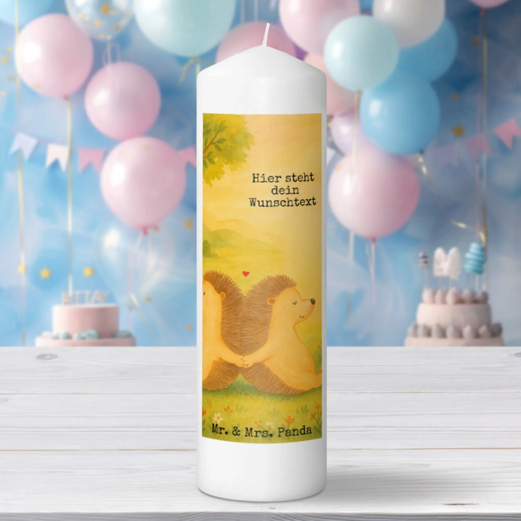 Personalisierte Kerze Igel händchenhaltend Design Blockkerze Mit Namensdruck, Kommunionkerze Mit Namen, LED-Kerze Mit Wunschname, Gartenkerze Mit Namen, Schwimmkerze Mit Namen, Taufekerze Mit Namensgravur, Teelicht Mit Namensdruck, Kerze Für Hochzeit Mit Namensgravur, Grabkerze Mit Namensgravur, Sojawachskerze Mit Namensdruck, Streukerze Mit Namensdruck, Metall-Kerze Mit Namensgravur, Duftkerze Mit Namen, Outdoor-Kerze Mit Namensgravur, Gedenkkerze Mit Namen, Tischkerze Mit Namensdruck, Weihnachtskerze Mit Namensgravur, Trauerkerze Mit Namen, Laternenkerze Mit Namensdruck, Osterkerze Mit Namen, Kerze Mit Prägung Und Wunschname, Handgemachte Kerze Mit Wunschname, Stabkerze Mit Gravur, Kerze Mit Namen, Adventskerze Mit Wunschname, Stumpenkerze Mit Namensgravur, Holz-Kerze Mit Namen, Glas-Kerze Mit Wunschname, Bio-Kerze Mit Wunschname, Andachtskerze Mit Namensgravur, Votivkerze Mit Wunschname, Handgegossene Kerze Mit Namen, Tafelkerze Mit Wunschname, Personalisierte Kerze, Kerze Für Geburtstag Mit Wunschname, Fair-Trade-Kerze Mit Namensgravur, Gastgeschenk Kerze Mit Namen, Kerze Mit Spruch Und Namen, Kerzen-Set Mit Namensgravur, Firmungskerze Mit Wunschname, Stearinkerze Mit Gravur, Bienenwachskerze Mit Wunschname, Liebe, Partner, Freund, Freundin, Ehemann, Ehefrau, Heiraten, Verlobung, Heiratsantrag, Liebesgeschenk, Jahrestag, Hocheitstag, Liebesbotschaft, Igelliebe, Liebesbeweis, Lieblingsmensch, große Liebe, Hand in Hand, Igel, Gemeinsamkeit, Hochzeit, Geschenk für zwei, Love