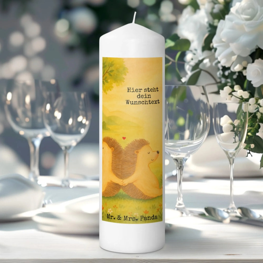 Personalisierte Kerze Igel händchenhaltend Design Blockkerze Mit Namensdruck, Kommunionkerze Mit Namen, LED-Kerze Mit Wunschname, Gartenkerze Mit Namen, Schwimmkerze Mit Namen, Taufekerze Mit Namensgravur, Teelicht Mit Namensdruck, Kerze Für Hochzeit Mit Namensgravur, Grabkerze Mit Namensgravur, Sojawachskerze Mit Namensdruck, Streukerze Mit Namensdruck, Metall-Kerze Mit Namensgravur, Duftkerze Mit Namen, Outdoor-Kerze Mit Namensgravur, Gedenkkerze Mit Namen, Tischkerze Mit Namensdruck, Weihnachtskerze Mit Namensgravur, Trauerkerze Mit Namen, Laternenkerze Mit Namensdruck, Osterkerze Mit Namen, Kerze Mit Prägung Und Wunschname, Handgemachte Kerze Mit Wunschname, Stabkerze Mit Gravur, Kerze Mit Namen, Adventskerze Mit Wunschname, Stumpenkerze Mit Namensgravur, Holz-Kerze Mit Namen, Glas-Kerze Mit Wunschname, Bio-Kerze Mit Wunschname, Andachtskerze Mit Namensgravur, Votivkerze Mit Wunschname, Handgegossene Kerze Mit Namen, Tafelkerze Mit Wunschname, Personalisierte Kerze, Kerze Für Geburtstag Mit Wunschname, Fair-Trade-Kerze Mit Namensgravur, Gastgeschenk Kerze Mit Namen, Kerze Mit Spruch Und Namen, Kerzen-Set Mit Namensgravur, Firmungskerze Mit Wunschname, Stearinkerze Mit Gravur, Bienenwachskerze Mit Wunschname, Liebe, Partner, Freund, Freundin, Ehemann, Ehefrau, Heiraten, Verlobung, Heiratsantrag, Liebesgeschenk, Jahrestag, Hocheitstag, Liebesbotschaft, Igelliebe, Liebesbeweis, Lieblingsmensch, große Liebe, Hand in Hand, Igel, Gemeinsamkeit, Hochzeit, Geschenk für zwei, Love