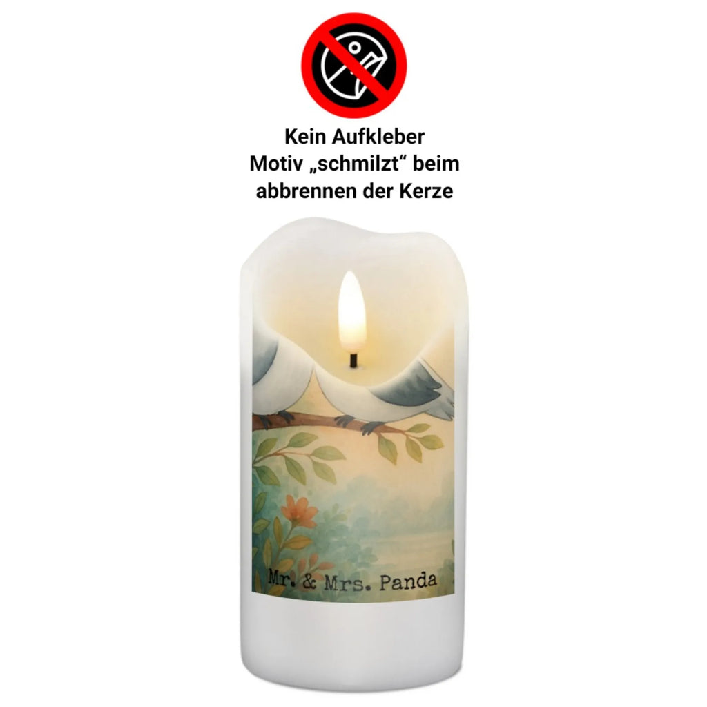 Personalisierte Kerze Turteltauben Liebe Design Metall-Kerze Mit Namensgravur, Laternenkerze Mit Namensdruck, Sojawachskerze Mit Namensdruck, Trauerkerze Mit Namen, Kerzen-Set Mit Namensgravur, Bio-Kerze Mit Wunschname, Tischkerze Mit Namensdruck, Adventskerze Mit Wunschname, Votivkerze Mit Wunschname, Teelicht Mit Namensdruck, Kerze Mit Spruch Und Namen, Kerze Mit Namen, Handgegossene Kerze Mit Namen, Gartenkerze Mit Namen, Handgemachte Kerze Mit Wunschname, Holz-Kerze Mit Namen, Duftkerze Mit Namen, Stumpenkerze Mit Namensgravur, Stearinkerze Mit Gravur, Kerze Mit Prägung Und Wunschname, Andachtskerze Mit Namensgravur, Blockkerze Mit Namensdruck, Tafelkerze Mit Wunschname, Kommunionkerze Mit Namen, Firmungskerze Mit Wunschname, Fair-Trade-Kerze Mit Namensgravur, Streukerze Mit Namensdruck, Grabkerze Mit Namensgravur, Glas-Kerze Mit Wunschname, Kerze Für Hochzeit Mit Namensgravur, Gastgeschenk Kerze Mit Namen, Personalisierte Kerze, Weihnachtskerze Mit Namensgravur, Outdoor-Kerze Mit Namensgravur, LED-Kerze Mit Wunschname, Bienenwachskerze Mit Wunschname, Stabkerze Mit Gravur, Kerze Für Geburtstag Mit Wunschname, Schwimmkerze Mit Namen, Taufekerze Mit Namensgravur, Gedenkkerze Mit Namen, Osterkerze Mit Namen, Liebe, Partner, Freund, Freundin, Ehemann, Ehefrau, Heiraten, Verlobung, Heiratsantrag, Liebesgeschenk, Jahrestag, Hocheitstag, Turteltäubchen, Liebesbeweis, Geschenk Freundin, Turteltauben, Verheiratet, Verliebt, Geschenk Freund, Verlobt, Geschenk Hochzeit, Tauben, Hochzeitstag