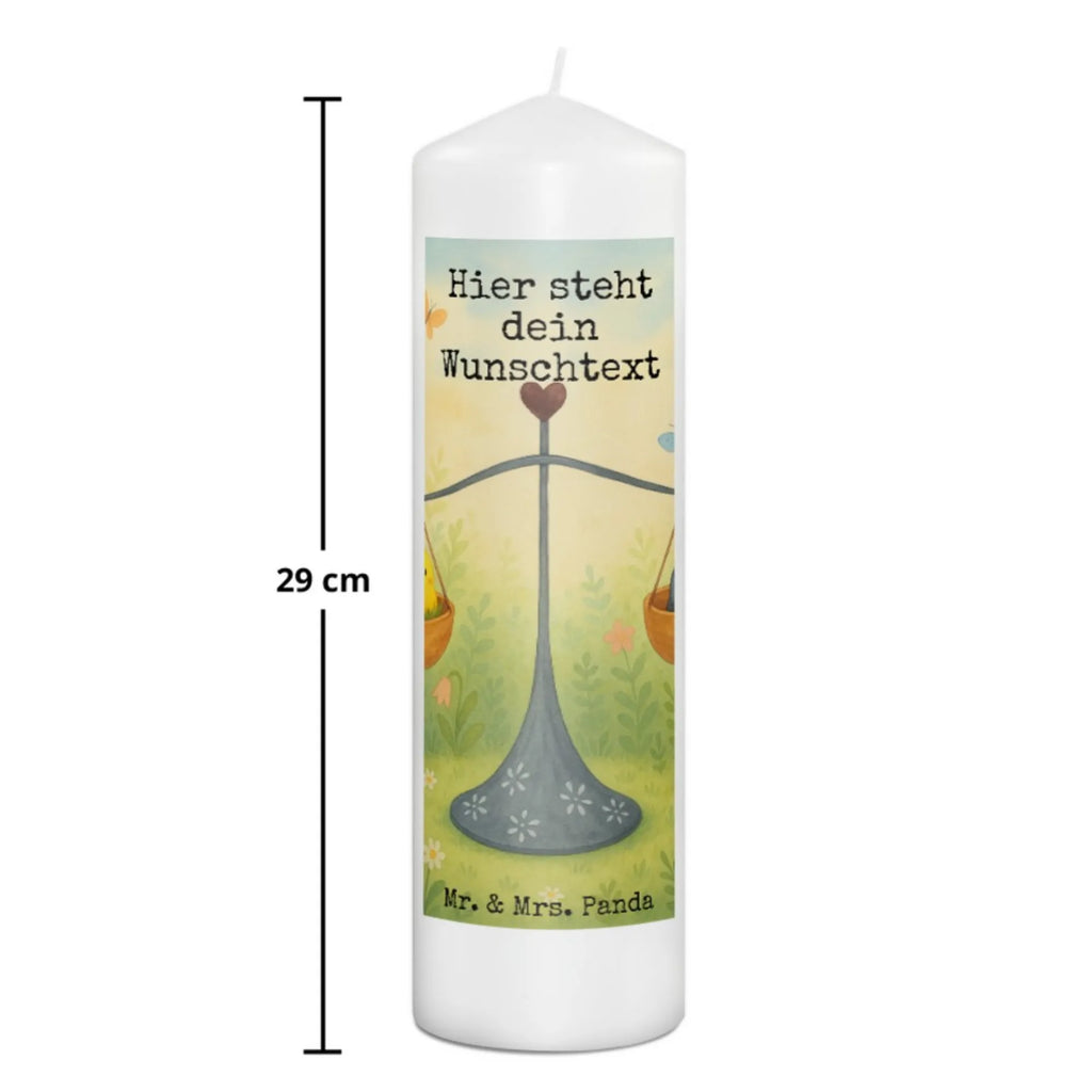 Personalisierte Kerze Sternzeichen Waage Design Fair-Trade-Kerze Mit Namensgravur, Schwimmkerze Mit Namen, Firmungskerze Mit Wunschname, Osterkerze Mit Namen, Tafelkerze Mit Wunschname, Handgegossene Kerze Mit Namen, Votivkerze Mit Wunschname, Teelicht Mit Namensdruck, Trauerkerze Mit Namen, Stabkerze Mit Gravur, LED-Kerze Mit Wunschname, Streukerze Mit Namensdruck, Gastgeschenk Kerze Mit Namen, Kerze Für Geburtstag Mit Wunschname, Glas-Kerze Mit Wunschname, Kerze Mit Namen, Duftkerze Mit Namen, Bienenwachskerze Mit Wunschname, Taufekerze Mit Namensgravur, Kommunionkerze Mit Namen, Tischkerze Mit Namensdruck, Laternenkerze Mit Namensdruck, Weihnachtskerze Mit Namensgravur, Personalisierte Kerze, Blockkerze Mit Namensdruck, Adventskerze Mit Wunschname, Gedenkkerze Mit Namen, Outdoor-Kerze Mit Namensgravur, Holz-Kerze Mit Namen, Stumpenkerze Mit Namensgravur, Gartenkerze Mit Namen, Handgemachte Kerze Mit Wunschname, Kerze Mit Prägung Und Wunschname, Sojawachskerze Mit Namensdruck, Bio-Kerze Mit Wunschname, Metall-Kerze Mit Namensgravur, Kerzen-Set Mit Namensgravur, Grabkerze Mit Namensgravur, Andachtskerze Mit Namensgravur, Kerze Mit Spruch Und Namen, Stearinkerze Mit Gravur, Kerze Für Hochzeit Mit Namensgravur, Tierkreiszeichen, Sternzeichen, Horoskop, Astrologie, Aszendent, Waage, Biene, Geschenk Oktober, Geschenk September, Waage Sternzeichen, Hummel, Gleichgewicht, Waage Geschenk, Geburtstag September, Geburtstag Oktober, Marienkäfer