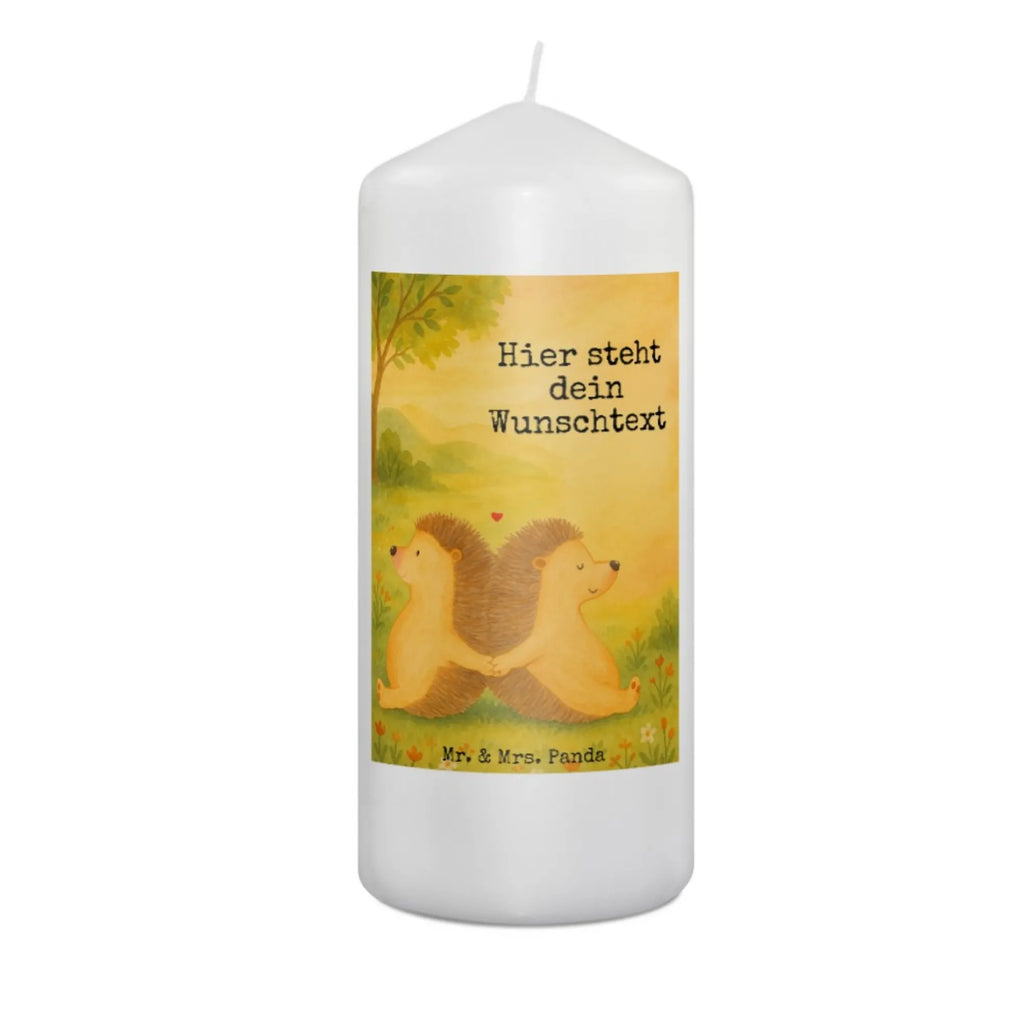 Personalisierte Kerze Igel händchenhaltend Design Blockkerze Mit Namensdruck, Kommunionkerze Mit Namen, LED-Kerze Mit Wunschname, Gartenkerze Mit Namen, Schwimmkerze Mit Namen, Taufekerze Mit Namensgravur, Teelicht Mit Namensdruck, Kerze Für Hochzeit Mit Namensgravur, Grabkerze Mit Namensgravur, Sojawachskerze Mit Namensdruck, Streukerze Mit Namensdruck, Metall-Kerze Mit Namensgravur, Duftkerze Mit Namen, Outdoor-Kerze Mit Namensgravur, Gedenkkerze Mit Namen, Tischkerze Mit Namensdruck, Weihnachtskerze Mit Namensgravur, Trauerkerze Mit Namen, Laternenkerze Mit Namensdruck, Osterkerze Mit Namen, Kerze Mit Prägung Und Wunschname, Handgemachte Kerze Mit Wunschname, Stabkerze Mit Gravur, Kerze Mit Namen, Adventskerze Mit Wunschname, Stumpenkerze Mit Namensgravur, Holz-Kerze Mit Namen, Glas-Kerze Mit Wunschname, Bio-Kerze Mit Wunschname, Andachtskerze Mit Namensgravur, Votivkerze Mit Wunschname, Handgegossene Kerze Mit Namen, Tafelkerze Mit Wunschname, Personalisierte Kerze, Kerze Für Geburtstag Mit Wunschname, Fair-Trade-Kerze Mit Namensgravur, Gastgeschenk Kerze Mit Namen, Kerze Mit Spruch Und Namen, Kerzen-Set Mit Namensgravur, Firmungskerze Mit Wunschname, Stearinkerze Mit Gravur, Bienenwachskerze Mit Wunschname, Liebe, Partner, Freund, Freundin, Ehemann, Ehefrau, Heiraten, Verlobung, Heiratsantrag, Liebesgeschenk, Jahrestag, Hocheitstag, Liebesbotschaft, Igelliebe, Liebesbeweis, Lieblingsmensch, große Liebe, Hand in Hand, Igel, Gemeinsamkeit, Hochzeit, Geschenk für zwei, Love