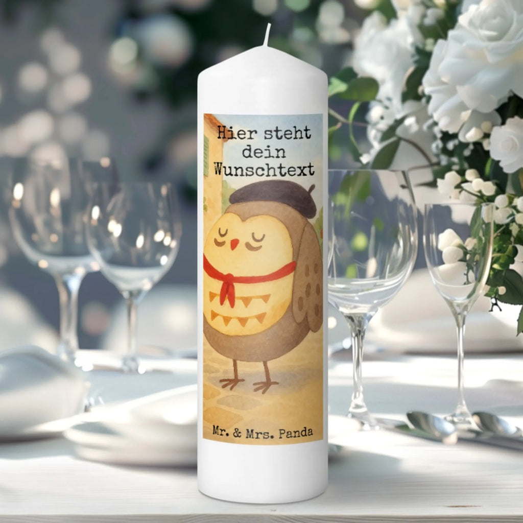 Personalisierte Kerze Eule Frankreich Design Kerze Mit Prägung Und Wunschname, Weihnachtskerze Mit Namensgravur, Kerze Mit Spruch Und Namen, Duftkerze Mit Namen, Teelicht Mit Namensdruck, Stearinkerze Mit Gravur, Fair-Trade-Kerze Mit Namensgravur, Andachtskerze Mit Namensgravur, Blockkerze Mit Namensdruck, Bio-Kerze Mit Wunschname, Laternenkerze Mit Namensdruck, Taufekerze Mit Namensgravur, Kerze Für Geburtstag Mit Wunschname, Adventskerze Mit Wunschname, Schwimmkerze Mit Namen, Stumpenkerze Mit Namensgravur, Votivkerze Mit Wunschname, Tafelkerze Mit Wunschname, Kerze Mit Namen, Kerzen-Set Mit Namensgravur, Stabkerze Mit Gravur, Sojawachskerze Mit Namensdruck, Streukerze Mit Namensdruck, Gedenkkerze Mit Namen, Holz-Kerze Mit Namen, Osterkerze Mit Namen, Kerze Für Hochzeit Mit Namensgravur, Handgemachte Kerze Mit Wunschname, Outdoor-Kerze Mit Namensgravur, Metall-Kerze Mit Namensgravur, Kommunionkerze Mit Namen, LED-Kerze Mit Wunschname, Grabkerze Mit Namensgravur, Tischkerze Mit Namensdruck, Glas-Kerze Mit Wunschname, Handgegossene Kerze Mit Namen, Gartenkerze Mit Namen, Personalisierte Kerze, Firmungskerze Mit Wunschname, Gastgeschenk Kerze Mit Namen, Trauerkerze Mit Namen, Bienenwachskerze Mit Wunschname, Eule, Owl, Frankreich, Eulen, hibou, Spruch Französisch, Spruch schön, das Leben ist schön, Eule Deko, La vie est belle