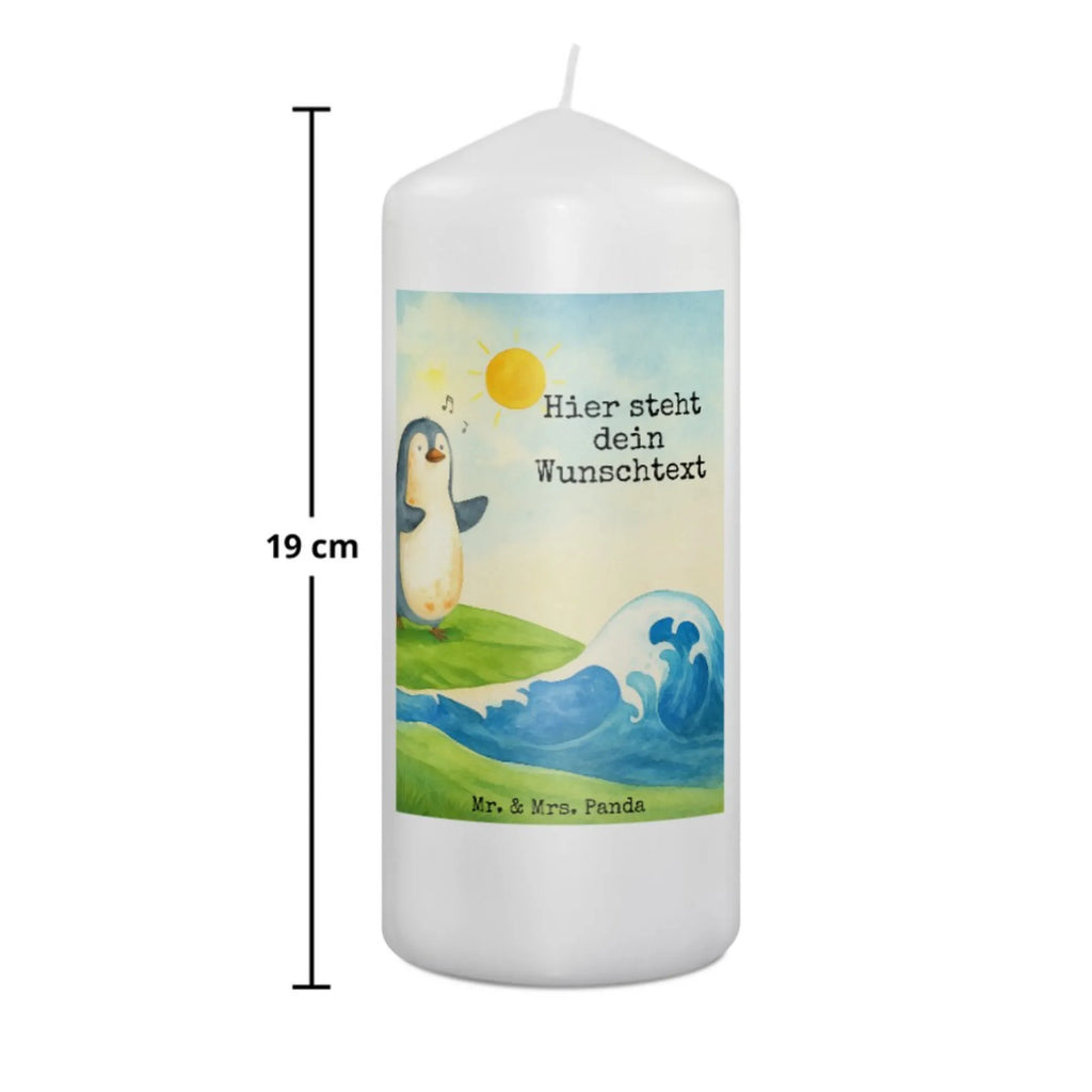 Personalisierte Kerze Pinguin Surfer Design Adventskerze Mit Wunschname, Taufekerze Mit Namensgravur, Gartenkerze Mit Namen, Blockkerze Mit Namensdruck, Kerzen-Set Mit Namensgravur, Kerze Mit Prägung Und Wunschname, Weihnachtskerze Mit Namensgravur, Kerze Für Hochzeit Mit Namensgravur, Outdoor-Kerze Mit Namensgravur, Teelicht Mit Namensdruck, Trauerkerze Mit Namen, Laternenkerze Mit Namensdruck, Sojawachskerze Mit Namensdruck, Gedenkkerze Mit Namen, Fair-Trade-Kerze Mit Namensgravur, Duftkerze Mit Namen, Bienenwachskerze Mit Wunschname, Kerze Mit Namen, Handgemachte Kerze Mit Wunschname, Stearinkerze Mit Gravur, Metall-Kerze Mit Namensgravur, Grabkerze Mit Namensgravur, Kommunionkerze Mit Namen, Osterkerze Mit Namen, Kerze Für Geburtstag Mit Wunschname, Glas-Kerze Mit Wunschname, Kerze Mit Spruch Und Namen, Schwimmkerze Mit Namen, Stumpenkerze Mit Namensgravur, Andachtskerze Mit Namensgravur, Stabkerze Mit Gravur, Tafelkerze Mit Wunschname, Streukerze Mit Namensdruck, Firmungskerze Mit Wunschname, Bio-Kerze Mit Wunschname, Gastgeschenk Kerze Mit Namen, Holz-Kerze Mit Namen, Votivkerze Mit Wunschname, Handgegossene Kerze Mit Namen, Tischkerze Mit Namensdruck, LED-Kerze Mit Wunschname, Personalisierte Kerze, Pinguin, Urlaub, Wellen, Wellen reiten, surfen, Portugal, Hawaii, Pinguine, Surfer