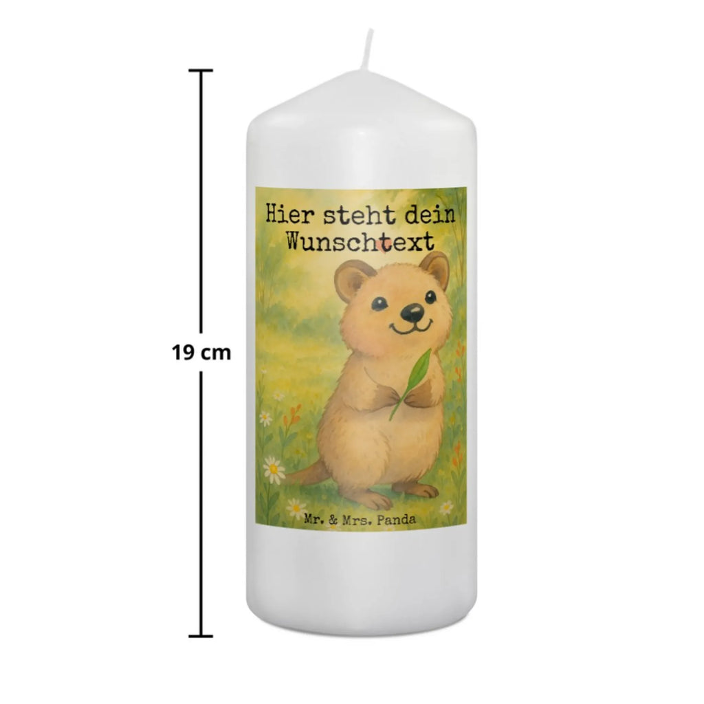 Personalisierte Kerze Quokka Happy Design Kerze Mit Namen, Schwimmkerze Mit Namen, Metall-Kerze Mit Namensgravur, Gastgeschenk Kerze Mit Namen, Tafelkerze Mit Wunschname, Grabkerze Mit Namensgravur, Outdoor-Kerze Mit Namensgravur, Stumpenkerze Mit Namensgravur, Firmungskerze Mit Wunschname, Gartenkerze Mit Namen, Holz-Kerze Mit Namen, Taufekerze Mit Namensgravur, Kerze Für Geburtstag Mit Wunschname, Stearinkerze Mit Gravur, Trauerkerze Mit Namen, Stabkerze Mit Gravur, Personalisierte Kerze, Adventskerze Mit Wunschname, Teelicht Mit Namensdruck, Osterkerze Mit Namen, Handgemachte Kerze Mit Wunschname, Bienenwachskerze Mit Wunschname, Kerze Mit Spruch Und Namen, Laternenkerze Mit Namensdruck, Votivkerze Mit Wunschname, Fair-Trade-Kerze Mit Namensgravur, Handgegossene Kerze Mit Namen, Bio-Kerze Mit Wunschname, Tischkerze Mit Namensdruck, Kommunionkerze Mit Namen, LED-Kerze Mit Wunschname, Kerze Für Hochzeit Mit Namensgravur, Kerze Mit Prägung Und Wunschname, Streukerze Mit Namensdruck, Weihnachtskerze Mit Namensgravur, Blockkerze Mit Namensdruck, Sojawachskerze Mit Namensdruck, Glas-Kerze Mit Wunschname, Kerzen-Set Mit Namensgravur, Gedenkkerze Mit Namen, Andachtskerze Mit Namensgravur, Duftkerze Mit Namen, Tiermotive, Gute Laune, lustige Sprüche, Tiere, Aufschieberitis, Niedliches Tier, Lustiger Spruch, Dinge erledigen, Verschieben, Quokka