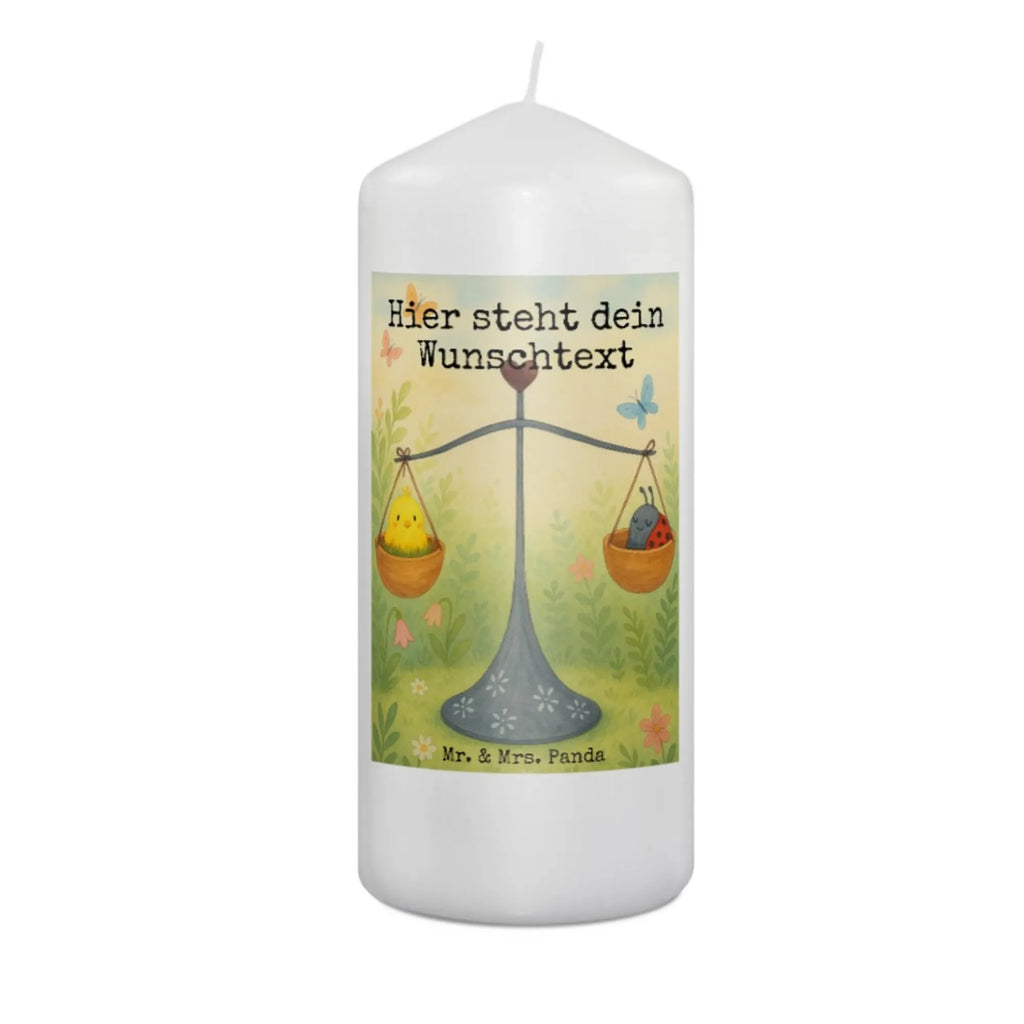 Personalisierte Kerze Sternzeichen Waage Design Fair-Trade-Kerze Mit Namensgravur, Schwimmkerze Mit Namen, Firmungskerze Mit Wunschname, Osterkerze Mit Namen, Tafelkerze Mit Wunschname, Handgegossene Kerze Mit Namen, Votivkerze Mit Wunschname, Teelicht Mit Namensdruck, Trauerkerze Mit Namen, Stabkerze Mit Gravur, LED-Kerze Mit Wunschname, Streukerze Mit Namensdruck, Gastgeschenk Kerze Mit Namen, Kerze Für Geburtstag Mit Wunschname, Glas-Kerze Mit Wunschname, Kerze Mit Namen, Duftkerze Mit Namen, Bienenwachskerze Mit Wunschname, Taufekerze Mit Namensgravur, Kommunionkerze Mit Namen, Tischkerze Mit Namensdruck, Laternenkerze Mit Namensdruck, Weihnachtskerze Mit Namensgravur, Personalisierte Kerze, Blockkerze Mit Namensdruck, Adventskerze Mit Wunschname, Gedenkkerze Mit Namen, Outdoor-Kerze Mit Namensgravur, Holz-Kerze Mit Namen, Stumpenkerze Mit Namensgravur, Gartenkerze Mit Namen, Handgemachte Kerze Mit Wunschname, Kerze Mit Prägung Und Wunschname, Sojawachskerze Mit Namensdruck, Bio-Kerze Mit Wunschname, Metall-Kerze Mit Namensgravur, Kerzen-Set Mit Namensgravur, Grabkerze Mit Namensgravur, Andachtskerze Mit Namensgravur, Kerze Mit Spruch Und Namen, Stearinkerze Mit Gravur, Kerze Für Hochzeit Mit Namensgravur, Tierkreiszeichen, Sternzeichen, Horoskop, Astrologie, Aszendent, Waage, Biene, Geschenk Oktober, Geschenk September, Waage Sternzeichen, Hummel, Gleichgewicht, Waage Geschenk, Geburtstag September, Geburtstag Oktober, Marienkäfer