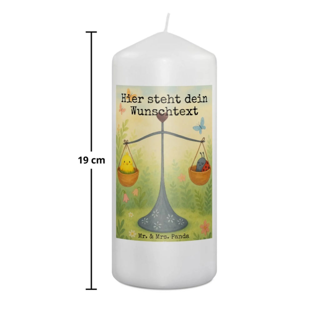 Personalisierte Kerze Sternzeichen Waage Design Fair-Trade-Kerze Mit Namensgravur, Schwimmkerze Mit Namen, Firmungskerze Mit Wunschname, Osterkerze Mit Namen, Tafelkerze Mit Wunschname, Handgegossene Kerze Mit Namen, Votivkerze Mit Wunschname, Teelicht Mit Namensdruck, Trauerkerze Mit Namen, Stabkerze Mit Gravur, LED-Kerze Mit Wunschname, Streukerze Mit Namensdruck, Gastgeschenk Kerze Mit Namen, Kerze Für Geburtstag Mit Wunschname, Glas-Kerze Mit Wunschname, Kerze Mit Namen, Duftkerze Mit Namen, Bienenwachskerze Mit Wunschname, Taufekerze Mit Namensgravur, Kommunionkerze Mit Namen, Tischkerze Mit Namensdruck, Laternenkerze Mit Namensdruck, Weihnachtskerze Mit Namensgravur, Personalisierte Kerze, Blockkerze Mit Namensdruck, Adventskerze Mit Wunschname, Gedenkkerze Mit Namen, Outdoor-Kerze Mit Namensgravur, Holz-Kerze Mit Namen, Stumpenkerze Mit Namensgravur, Gartenkerze Mit Namen, Handgemachte Kerze Mit Wunschname, Kerze Mit Prägung Und Wunschname, Sojawachskerze Mit Namensdruck, Bio-Kerze Mit Wunschname, Metall-Kerze Mit Namensgravur, Kerzen-Set Mit Namensgravur, Grabkerze Mit Namensgravur, Andachtskerze Mit Namensgravur, Kerze Mit Spruch Und Namen, Stearinkerze Mit Gravur, Kerze Für Hochzeit Mit Namensgravur, Tierkreiszeichen, Sternzeichen, Horoskop, Astrologie, Aszendent, Waage, Biene, Geschenk Oktober, Geschenk September, Waage Sternzeichen, Hummel, Gleichgewicht, Waage Geschenk, Geburtstag September, Geburtstag Oktober, Marienkäfer