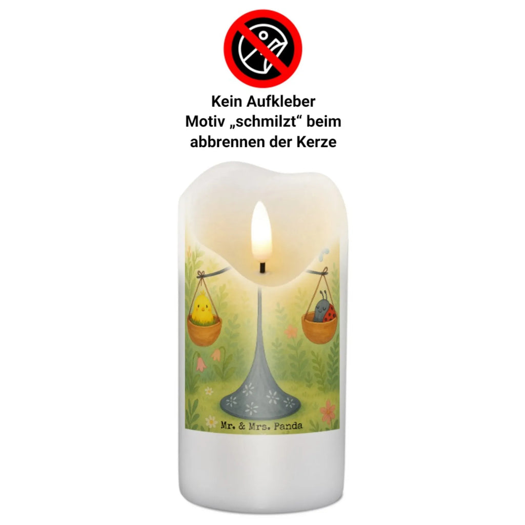 Personalisierte Kerze Sternzeichen Waage Design Fair-Trade-Kerze Mit Namensgravur, Schwimmkerze Mit Namen, Firmungskerze Mit Wunschname, Osterkerze Mit Namen, Tafelkerze Mit Wunschname, Handgegossene Kerze Mit Namen, Votivkerze Mit Wunschname, Teelicht Mit Namensdruck, Trauerkerze Mit Namen, Stabkerze Mit Gravur, LED-Kerze Mit Wunschname, Streukerze Mit Namensdruck, Gastgeschenk Kerze Mit Namen, Kerze Für Geburtstag Mit Wunschname, Glas-Kerze Mit Wunschname, Kerze Mit Namen, Duftkerze Mit Namen, Bienenwachskerze Mit Wunschname, Taufekerze Mit Namensgravur, Kommunionkerze Mit Namen, Tischkerze Mit Namensdruck, Laternenkerze Mit Namensdruck, Weihnachtskerze Mit Namensgravur, Personalisierte Kerze, Blockkerze Mit Namensdruck, Adventskerze Mit Wunschname, Gedenkkerze Mit Namen, Outdoor-Kerze Mit Namensgravur, Holz-Kerze Mit Namen, Stumpenkerze Mit Namensgravur, Gartenkerze Mit Namen, Handgemachte Kerze Mit Wunschname, Kerze Mit Prägung Und Wunschname, Sojawachskerze Mit Namensdruck, Bio-Kerze Mit Wunschname, Metall-Kerze Mit Namensgravur, Kerzen-Set Mit Namensgravur, Grabkerze Mit Namensgravur, Andachtskerze Mit Namensgravur, Kerze Mit Spruch Und Namen, Stearinkerze Mit Gravur, Kerze Für Hochzeit Mit Namensgravur, Tierkreiszeichen, Sternzeichen, Horoskop, Astrologie, Aszendent, Waage, Biene, Geschenk Oktober, Geschenk September, Waage Sternzeichen, Hummel, Gleichgewicht, Waage Geschenk, Geburtstag September, Geburtstag Oktober, Marienkäfer