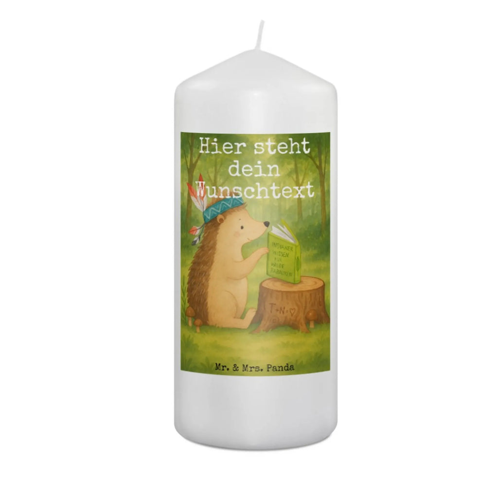 Personalisierte Kerze Igel Federschmuck Design Stumpenkerze Mit Namensgravur, Kerze Für Hochzeit Mit Namensgravur, Firmungskerze Mit Wunschname, Osterkerze Mit Namen, LED-Kerze Mit Wunschname, Metall-Kerze Mit Namensgravur, Weihnachtskerze Mit Namensgravur, Stearinkerze Mit Gravur, Fair-Trade-Kerze Mit Namensgravur, Handgemachte Kerze Mit Wunschname, Sojawachskerze Mit Namensdruck, Stabkerze Mit Gravur, Tischkerze Mit Namensdruck, Trauerkerze Mit Namen, Blockkerze Mit Namensdruck, Andachtskerze Mit Namensgravur, Gedenkkerze Mit Namen, Glas-Kerze Mit Wunschname, Taufekerze Mit Namensgravur, Gartenkerze Mit Namen, Kerze Mit Prägung Und Wunschname, Bienenwachskerze Mit Wunschname, Adventskerze Mit Wunschname, Teelicht Mit Namensdruck, Gastgeschenk Kerze Mit Namen, Kerze Mit Namen, Laternenkerze Mit Namensdruck, Holz-Kerze Mit Namen, Outdoor-Kerze Mit Namensgravur, Streukerze Mit Namensdruck, Votivkerze Mit Wunschname, Kommunionkerze Mit Namen, Kerzen-Set Mit Namensgravur, Bio-Kerze Mit Wunschname, Tafelkerze Mit Wunschname, Kerze Für Geburtstag Mit Wunschname, Personalisierte Kerze, Kerze Mit Spruch Und Namen, Grabkerze Mit Namensgravur, Handgegossene Kerze Mit Namen, Duftkerze Mit Namen, Schwimmkerze Mit Namen, Waldtiere, Tiere, Abenteuer, Lagerfeuer, Camping, Igel, Indianer