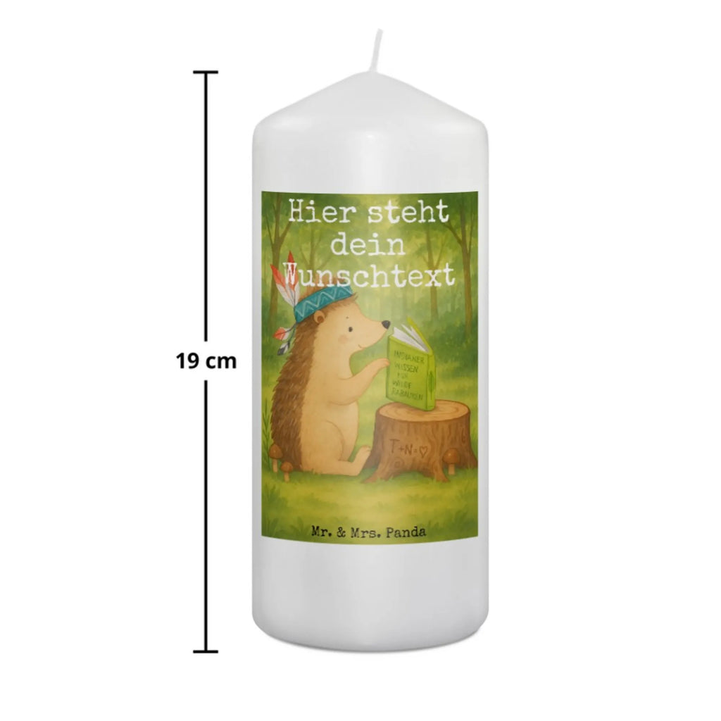 Personalisierte Kerze Igel Federschmuck Design Stumpenkerze Mit Namensgravur, Kerze Für Hochzeit Mit Namensgravur, Firmungskerze Mit Wunschname, Osterkerze Mit Namen, LED-Kerze Mit Wunschname, Metall-Kerze Mit Namensgravur, Weihnachtskerze Mit Namensgravur, Stearinkerze Mit Gravur, Fair-Trade-Kerze Mit Namensgravur, Handgemachte Kerze Mit Wunschname, Sojawachskerze Mit Namensdruck, Stabkerze Mit Gravur, Tischkerze Mit Namensdruck, Trauerkerze Mit Namen, Blockkerze Mit Namensdruck, Andachtskerze Mit Namensgravur, Gedenkkerze Mit Namen, Glas-Kerze Mit Wunschname, Taufekerze Mit Namensgravur, Gartenkerze Mit Namen, Kerze Mit Prägung Und Wunschname, Bienenwachskerze Mit Wunschname, Adventskerze Mit Wunschname, Teelicht Mit Namensdruck, Gastgeschenk Kerze Mit Namen, Kerze Mit Namen, Laternenkerze Mit Namensdruck, Holz-Kerze Mit Namen, Outdoor-Kerze Mit Namensgravur, Streukerze Mit Namensdruck, Votivkerze Mit Wunschname, Kommunionkerze Mit Namen, Kerzen-Set Mit Namensgravur, Bio-Kerze Mit Wunschname, Tafelkerze Mit Wunschname, Kerze Für Geburtstag Mit Wunschname, Personalisierte Kerze, Kerze Mit Spruch Und Namen, Grabkerze Mit Namensgravur, Handgegossene Kerze Mit Namen, Duftkerze Mit Namen, Schwimmkerze Mit Namen, Waldtiere, Tiere, Abenteuer, Lagerfeuer, Camping, Igel, Indianer