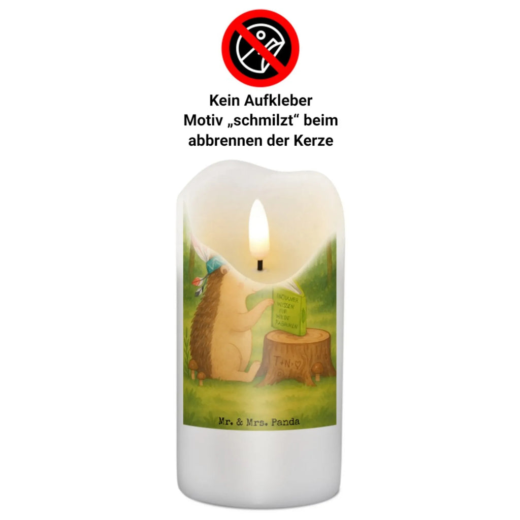 Personalisierte Kerze Igel Federschmuck Design Stumpenkerze Mit Namensgravur, Kerze Für Hochzeit Mit Namensgravur, Firmungskerze Mit Wunschname, Osterkerze Mit Namen, LED-Kerze Mit Wunschname, Metall-Kerze Mit Namensgravur, Weihnachtskerze Mit Namensgravur, Stearinkerze Mit Gravur, Fair-Trade-Kerze Mit Namensgravur, Handgemachte Kerze Mit Wunschname, Sojawachskerze Mit Namensdruck, Stabkerze Mit Gravur, Tischkerze Mit Namensdruck, Trauerkerze Mit Namen, Blockkerze Mit Namensdruck, Andachtskerze Mit Namensgravur, Gedenkkerze Mit Namen, Glas-Kerze Mit Wunschname, Taufekerze Mit Namensgravur, Gartenkerze Mit Namen, Kerze Mit Prägung Und Wunschname, Bienenwachskerze Mit Wunschname, Adventskerze Mit Wunschname, Teelicht Mit Namensdruck, Gastgeschenk Kerze Mit Namen, Kerze Mit Namen, Laternenkerze Mit Namensdruck, Holz-Kerze Mit Namen, Outdoor-Kerze Mit Namensgravur, Streukerze Mit Namensdruck, Votivkerze Mit Wunschname, Kommunionkerze Mit Namen, Kerzen-Set Mit Namensgravur, Bio-Kerze Mit Wunschname, Tafelkerze Mit Wunschname, Kerze Für Geburtstag Mit Wunschname, Personalisierte Kerze, Kerze Mit Spruch Und Namen, Grabkerze Mit Namensgravur, Handgegossene Kerze Mit Namen, Duftkerze Mit Namen, Schwimmkerze Mit Namen, Waldtiere, Tiere, Abenteuer, Lagerfeuer, Camping, Igel, Indianer