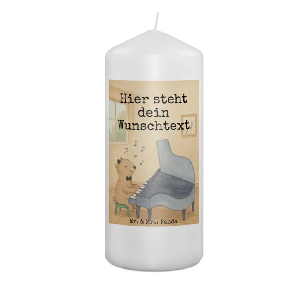Personalisierte Kerze Bär Klavier Design LED-Kerze Mit Wunschname, Gedenkkerze Mit Namen, Stumpenkerze Mit Namensgravur, Votivkerze Mit Wunschname, Tafelkerze Mit Wunschname, Weihnachtskerze Mit Namensgravur, Bio-Kerze Mit Wunschname, Fair-Trade-Kerze Mit Namensgravur, Kommunionkerze Mit Namen, Gastgeschenk Kerze Mit Namen, Outdoor-Kerze Mit Namensgravur, Sojawachskerze Mit Namensdruck, Stabkerze Mit Gravur, Kerze Für Geburtstag Mit Wunschname, Andachtskerze Mit Namensgravur, Handgegossene Kerze Mit Namen, Laternenkerze Mit Namensdruck, Kerze Für Hochzeit Mit Namensgravur, Teelicht Mit Namensdruck, Osterkerze Mit Namen, Adventskerze Mit Wunschname, Handgemachte Kerze Mit Wunschname, Taufekerze Mit Namensgravur, Trauerkerze Mit Namen, Duftkerze Mit Namen, Kerze Mit Spruch Und Namen, Glas-Kerze Mit Wunschname, Kerze Mit Prägung Und Wunschname, Gartenkerze Mit Namen, Firmungskerze Mit Wunschname, Tischkerze Mit Namensdruck, Holz-Kerze Mit Namen, Streukerze Mit Namensdruck, Kerze Mit Namen, Stearinkerze Mit Gravur, Personalisierte Kerze, Blockkerze Mit Namensdruck, Metall-Kerze Mit Namensgravur, Bienenwachskerze Mit Wunschname, Grabkerze Mit Namensgravur, Kerzen-Set Mit Namensgravur, Schwimmkerze Mit Namen, Instrumente, Geschenke Musiker, Musikliebhaber, Klassik, Pianist, Konzert, Bär, Klavier, Flügel