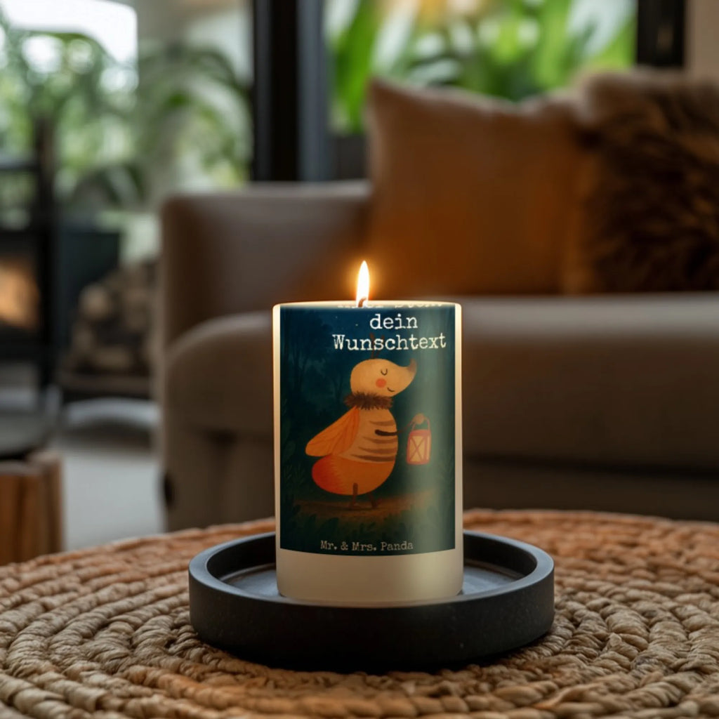 Personalisierte Kerze Glühwürmchen Design Taufekerze Mit Namensgravur, Duftkerze Mit Namen, Sojawachskerze Mit Namensdruck, Trauerkerze Mit Namen, Gedenkkerze Mit Namen, Kerze Mit Prägung Und Wunschname, Bienenwachskerze Mit Wunschname, Holz-Kerze Mit Namen, Stumpenkerze Mit Namensgravur, Votivkerze Mit Wunschname, Grabkerze Mit Namensgravur, Schwimmkerze Mit Namen, LED-Kerze Mit Wunschname, Adventskerze Mit Wunschname, Handgegossene Kerze Mit Namen, Personalisierte Kerze, Gastgeschenk Kerze Mit Namen, Streukerze Mit Namensdruck, Kerzen-Set Mit Namensgravur, Metall-Kerze Mit Namensgravur, Bio-Kerze Mit Wunschname, Kerze Für Geburtstag Mit Wunschname, Teelicht Mit Namensdruck, Andachtskerze Mit Namensgravur, Kerze Mit Spruch Und Namen, Tafelkerze Mit Wunschname, Fair-Trade-Kerze Mit Namensgravur, Glas-Kerze Mit Wunschname, Outdoor-Kerze Mit Namensgravur, Blockkerze Mit Namensdruck, Kerze Für Hochzeit Mit Namensgravur, Laternenkerze Mit Namensdruck, Weihnachtskerze Mit Namensgravur, Osterkerze Mit Namen, Gartenkerze Mit Namen, Tischkerze Mit Namensdruck, Kerze Mit Namen, Stearinkerze Mit Gravur, Handgemachte Kerze Mit Wunschname, Firmungskerze Mit Wunschname, Stabkerze Mit Gravur, Kommunionkerze Mit Namen, Tiermotive, Gute Laune, lustige Sprüche, Tiere, Lieblingsmensch, Jahrestag, magisch, Falter, Glühwurm, Glühwürmchen, Leuchten, Verlobung, Liebesbeweis, Heiratsantrag, Liebe, Liebesspruch