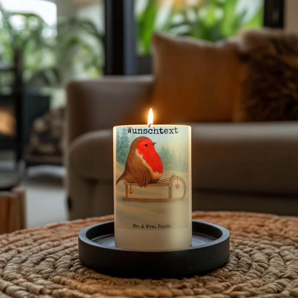 Personalisierte Kerze Rotkehlchen Schlitten Design Votivkerze Mit Wunschname, Gartenkerze Mit Namen, Trauerkerze Mit Namen, Osterkerze Mit Namen, Fair-Trade-Kerze Mit Namensgravur, Stabkerze Mit Gravur, Gastgeschenk Kerze Mit Namen, Teelicht Mit Namensdruck, Metall-Kerze Mit Namensgravur, Laternenkerze Mit Namensdruck, Kerze Für Geburtstag Mit Wunschname, Bio-Kerze Mit Wunschname, Tafelkerze Mit Wunschname, Blockkerze Mit Namensdruck, Kommunionkerze Mit Namen, Weihnachtskerze Mit Namensgravur, Kerze Für Hochzeit Mit Namensgravur, Stearinkerze Mit Gravur, Handgegossene Kerze Mit Namen, Holz-Kerze Mit Namen, Andachtskerze Mit Namensgravur, Grabkerze Mit Namensgravur, Firmungskerze Mit Wunschname, Gedenkkerze Mit Namen, Outdoor-Kerze Mit Namensgravur, Schwimmkerze Mit Namen, Kerze Mit Spruch Und Namen, Bienenwachskerze Mit Wunschname, Stumpenkerze Mit Namensgravur, Taufekerze Mit Namensgravur, Kerzen-Set Mit Namensgravur, LED-Kerze Mit Wunschname, Adventskerze Mit Wunschname, Kerze Mit Namen, Duftkerze Mit Namen, Handgemachte Kerze Mit Wunschname, Tischkerze Mit Namensdruck, Personalisierte Kerze, Streukerze Mit Namensdruck, Glas-Kerze Mit Wunschname, Kerze Mit Prägung Und Wunschname, Sojawachskerze Mit Namensdruck, Winter, Weihnachten, Weihnachtsdeko, Nikolaus, Advent, Heiligabend, Wintermotiv, Vogel, Schlitten