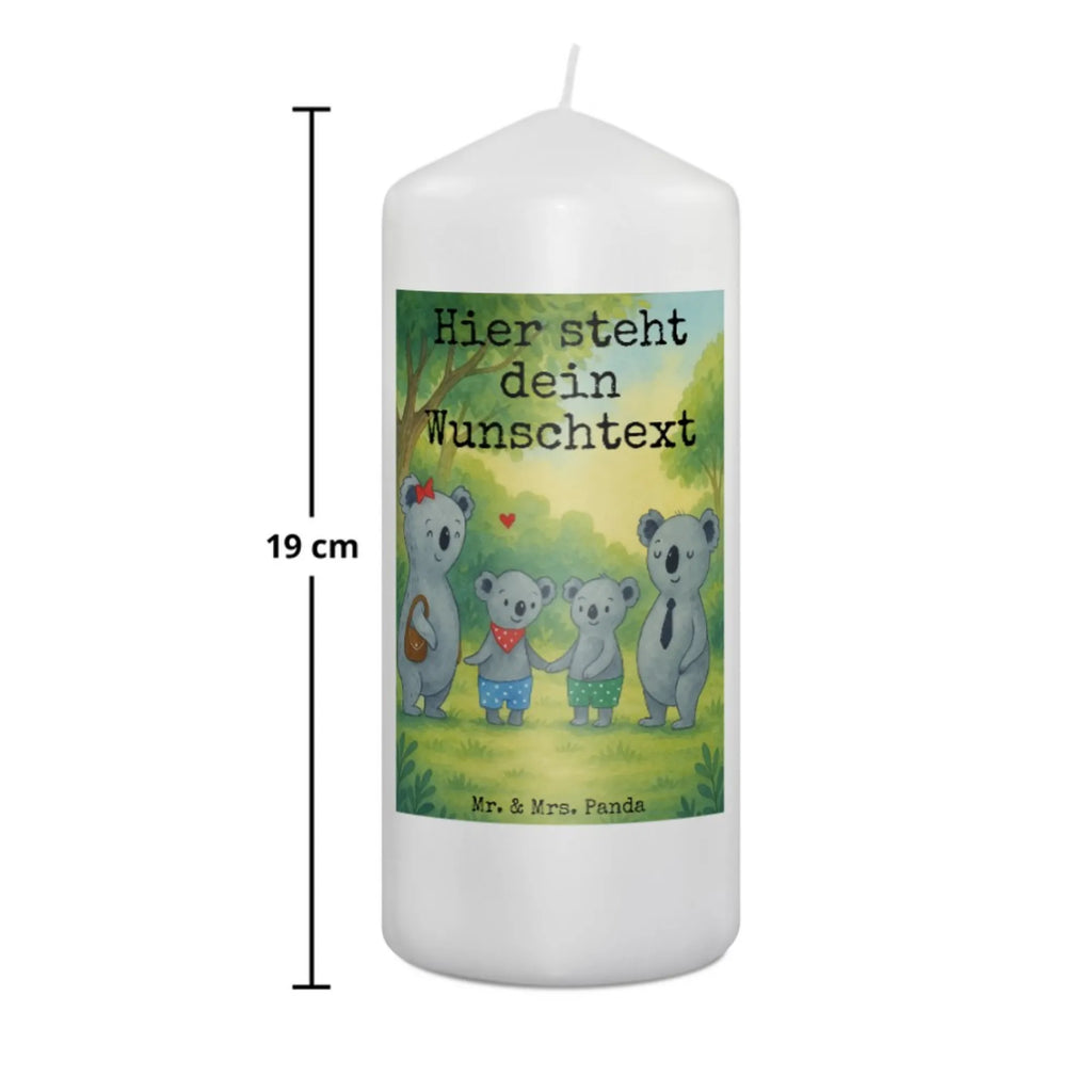 Personalisierte Kerze Koala Familie zwei Design Tafelkerze Mit Wunschname, Kerze Mit Namen, Votivkerze Mit Wunschname, Grabkerze Mit Namensgravur, Trauerkerze Mit Namen, Fair-Trade-Kerze Mit Namensgravur, Outdoor-Kerze Mit Namensgravur, Kommunionkerze Mit Namen, Weihnachtskerze Mit Namensgravur, Bio-Kerze Mit Wunschname, Blockkerze Mit Namensdruck, Stearinkerze Mit Gravur, Metall-Kerze Mit Namensgravur, Handgegossene Kerze Mit Namen, Handgemachte Kerze Mit Wunschname, Firmungskerze Mit Wunschname, Glas-Kerze Mit Wunschname, Sojawachskerze Mit Namensdruck, Tischkerze Mit Namensdruck, Stumpenkerze Mit Namensgravur, Osterkerze Mit Namen, Kerze Mit Prägung Und Wunschname, Teelicht Mit Namensdruck, Adventskerze Mit Wunschname, Kerze Für Geburtstag Mit Wunschname, Duftkerze Mit Namen, Gartenkerze Mit Namen, Andachtskerze Mit Namensgravur, Bienenwachskerze Mit Wunschname, Streukerze Mit Namensdruck, LED-Kerze Mit Wunschname, Gastgeschenk Kerze Mit Namen, Kerze Mit Spruch Und Namen, Personalisierte Kerze, Taufekerze Mit Namensgravur, Gedenkkerze Mit Namen, Schwimmkerze Mit Namen, Holz-Kerze Mit Namen, Laternenkerze Mit Namensdruck, Kerze Für Hochzeit Mit Namensgravur, Stabkerze Mit Gravur, Kerzen-Set Mit Namensgravur, Familie, Vatertag, Muttertag, Bruder, Schwester, Mama, Papa, Oma, Opa, beste Familie, Koala, Koalabär, Familienleben, Koalafamilie, Familienzeit, Lieblingsfamilie