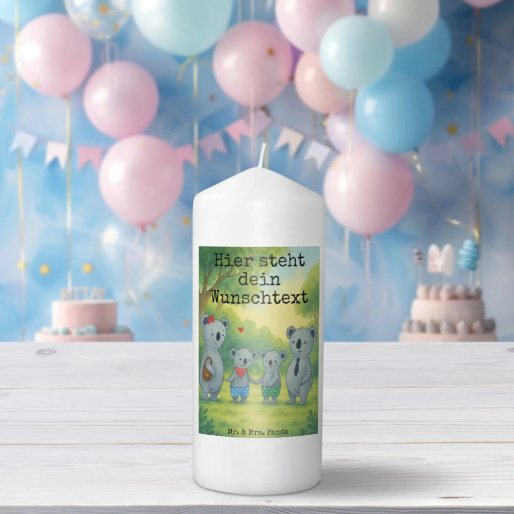 Personalisierte Kerze Koala Familie zwei Design Tafelkerze Mit Wunschname, Kerze Mit Namen, Votivkerze Mit Wunschname, Grabkerze Mit Namensgravur, Trauerkerze Mit Namen, Fair-Trade-Kerze Mit Namensgravur, Outdoor-Kerze Mit Namensgravur, Kommunionkerze Mit Namen, Weihnachtskerze Mit Namensgravur, Bio-Kerze Mit Wunschname, Blockkerze Mit Namensdruck, Stearinkerze Mit Gravur, Metall-Kerze Mit Namensgravur, Handgegossene Kerze Mit Namen, Handgemachte Kerze Mit Wunschname, Firmungskerze Mit Wunschname, Glas-Kerze Mit Wunschname, Sojawachskerze Mit Namensdruck, Tischkerze Mit Namensdruck, Stumpenkerze Mit Namensgravur, Osterkerze Mit Namen, Kerze Mit Prägung Und Wunschname, Teelicht Mit Namensdruck, Adventskerze Mit Wunschname, Kerze Für Geburtstag Mit Wunschname, Duftkerze Mit Namen, Gartenkerze Mit Namen, Andachtskerze Mit Namensgravur, Bienenwachskerze Mit Wunschname, Streukerze Mit Namensdruck, LED-Kerze Mit Wunschname, Gastgeschenk Kerze Mit Namen, Kerze Mit Spruch Und Namen, Personalisierte Kerze, Taufekerze Mit Namensgravur, Gedenkkerze Mit Namen, Schwimmkerze Mit Namen, Holz-Kerze Mit Namen, Laternenkerze Mit Namensdruck, Kerze Für Hochzeit Mit Namensgravur, Stabkerze Mit Gravur, Kerzen-Set Mit Namensgravur, Familie, Vatertag, Muttertag, Bruder, Schwester, Mama, Papa, Oma, Opa, beste Familie, Koala, Koalabär, Familienleben, Koalafamilie, Familienzeit, Lieblingsfamilie
