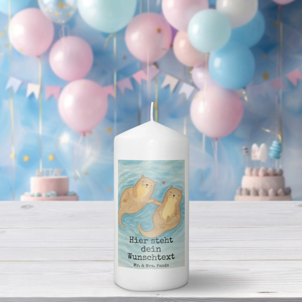 Personalisierte Kerze Otter Hände halten Design Gedenkkerze Mit Namen, Kerze Mit Prägung Und Wunschname, Schwimmkerze Mit Namen, Kerze Für Hochzeit Mit Namensgravur, Tischkerze Mit Namensdruck, Votivkerze Mit Wunschname, Andachtskerze Mit Namensgravur, Holz-Kerze Mit Namen, Metall-Kerze Mit Namensgravur, Firmungskerze Mit Wunschname, Trauerkerze Mit Namen, Kerze Mit Namen, Gartenkerze Mit Namen, Teelicht Mit Namensdruck, Streukerze Mit Namensdruck, Adventskerze Mit Wunschname, Glas-Kerze Mit Wunschname, Bio-Kerze Mit Wunschname, Kommunionkerze Mit Namen, Handgemachte Kerze Mit Wunschname, Kerze Für Geburtstag Mit Wunschname, Personalisierte Kerze, LED-Kerze Mit Wunschname, Sojawachskerze Mit Namensdruck, Stearinkerze Mit Gravur, Kerzen-Set Mit Namensgravur, Stabkerze Mit Gravur, Handgegossene Kerze Mit Namen, Osterkerze Mit Namen, Outdoor-Kerze Mit Namensgravur, Bienenwachskerze Mit Wunschname, Grabkerze Mit Namensgravur, Stumpenkerze Mit Namensgravur, Taufekerze Mit Namensgravur, Duftkerze Mit Namen, Gastgeschenk Kerze Mit Namen, Laternenkerze Mit Namensdruck, Blockkerze Mit Namensdruck, Fair-Trade-Kerze Mit Namensgravur, Tafelkerze Mit Wunschname, Kerze Mit Spruch Und Namen, Weihnachtskerze Mit Namensgravur, Otter, Fischotter, Seeotter, Otter Seeotter See Otter