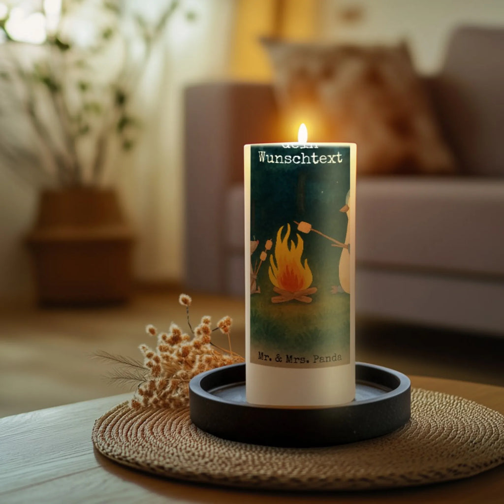 Personalisierte Kerze Pinguin Lagerfeuer Design Gastgeschenk Kerze Mit Namen, Adventskerze Mit Wunschname, Osterkerze Mit Namen, Stabkerze Mit Gravur, Kerzen-Set Mit Namensgravur, Trauerkerze Mit Namen, Kerze Mit Namen, Metall-Kerze Mit Namensgravur, Weihnachtskerze Mit Namensgravur, Gartenkerze Mit Namen, Streukerze Mit Namensdruck, Schwimmkerze Mit Namen, Bio-Kerze Mit Wunschname, Handgegossene Kerze Mit Namen, Glas-Kerze Mit Wunschname, Personalisierte Kerze, Laternenkerze Mit Namensdruck, Teelicht Mit Namensdruck, LED-Kerze Mit Wunschname, Stumpenkerze Mit Namensgravur, Handgemachte Kerze Mit Wunschname, Kerze Mit Spruch Und Namen, Kerze Für Hochzeit Mit Namensgravur, Holz-Kerze Mit Namen, Blockkerze Mit Namensdruck, Kerze Mit Prägung Und Wunschname, Firmungskerze Mit Wunschname, Tischkerze Mit Namensdruck, Votivkerze Mit Wunschname, Grabkerze Mit Namensgravur, Andachtskerze Mit Namensgravur, Sojawachskerze Mit Namensdruck, Tafelkerze Mit Wunschname, Taufekerze Mit Namensgravur, Stearinkerze Mit Gravur, Kerze Für Geburtstag Mit Wunschname, Duftkerze Mit Namen, Outdoor-Kerze Mit Namensgravur, Fair-Trade-Kerze Mit Namensgravur, Bienenwachskerze Mit Wunschname, Kommunionkerze Mit Namen, Gedenkkerze Mit Namen, Pinguin, Lagerfeuer, Motivation, Lebensspruch, grillen, Lebensmotivation, Neustart, Marshmallows, Leben, Job, Liebe, Maus, Arbeit, Büroalltag, Büro, Feuer, Pinguine