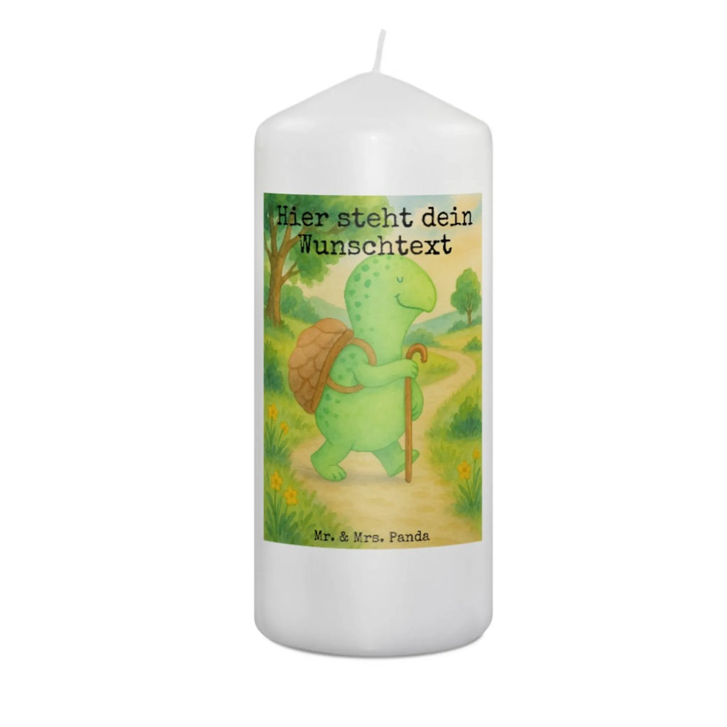 Personalisierte Kerze Schildkröte Wanderer Design Fair-Trade-Kerze Mit Namensgravur, Stearinkerze Mit Gravur, Kerze Mit Namen, Kommunionkerze Mit Namen, Laternenkerze Mit Namensdruck, Kerze Mit Spruch Und Namen, LED-Kerze Mit Wunschname, Andachtskerze Mit Namensgravur, Weihnachtskerze Mit Namensgravur, Blockkerze Mit Namensdruck, Duftkerze Mit Namen, Teelicht Mit Namensdruck, Handgemachte Kerze Mit Wunschname, Gastgeschenk Kerze Mit Namen, Holz-Kerze Mit Namen, Gartenkerze Mit Namen, Glas-Kerze Mit Wunschname, Handgegossene Kerze Mit Namen, Stumpenkerze Mit Namensgravur, Grabkerze Mit Namensgravur, Votivkerze Mit Wunschname, Sojawachskerze Mit Namensdruck, Stabkerze Mit Gravur, Gedenkkerze Mit Namen, Schwimmkerze Mit Namen, Bio-Kerze Mit Wunschname, Kerzen-Set Mit Namensgravur, Bienenwachskerze Mit Wunschname, Firmungskerze Mit Wunschname, Tischkerze Mit Namensdruck, Kerze Mit Prägung Und Wunschname, Osterkerze Mit Namen, Kerze Für Hochzeit Mit Namensgravur, Streukerze Mit Namensdruck, Metall-Kerze Mit Namensgravur, Kerze Für Geburtstag Mit Wunschname, Outdoor-Kerze Mit Namensgravur, Trauerkerze Mit Namen, Tafelkerze Mit Wunschname, Personalisierte Kerze, Taufekerze Mit Namensgravur, Adventskerze Mit Wunschname, Schildkröte, Schildkröten, Motivation, Motivationsspruch, Motivationssprüche, Neuanfang