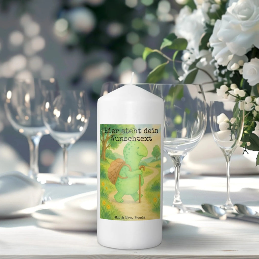 Personalisierte Kerze Schildkröte Wanderer Design Fair-Trade-Kerze Mit Namensgravur, Stearinkerze Mit Gravur, Kerze Mit Namen, Kommunionkerze Mit Namen, Laternenkerze Mit Namensdruck, Kerze Mit Spruch Und Namen, LED-Kerze Mit Wunschname, Andachtskerze Mit Namensgravur, Weihnachtskerze Mit Namensgravur, Blockkerze Mit Namensdruck, Duftkerze Mit Namen, Teelicht Mit Namensdruck, Handgemachte Kerze Mit Wunschname, Gastgeschenk Kerze Mit Namen, Holz-Kerze Mit Namen, Gartenkerze Mit Namen, Glas-Kerze Mit Wunschname, Handgegossene Kerze Mit Namen, Stumpenkerze Mit Namensgravur, Grabkerze Mit Namensgravur, Votivkerze Mit Wunschname, Sojawachskerze Mit Namensdruck, Stabkerze Mit Gravur, Gedenkkerze Mit Namen, Schwimmkerze Mit Namen, Bio-Kerze Mit Wunschname, Kerzen-Set Mit Namensgravur, Bienenwachskerze Mit Wunschname, Firmungskerze Mit Wunschname, Tischkerze Mit Namensdruck, Kerze Mit Prägung Und Wunschname, Osterkerze Mit Namen, Kerze Für Hochzeit Mit Namensgravur, Streukerze Mit Namensdruck, Metall-Kerze Mit Namensgravur, Kerze Für Geburtstag Mit Wunschname, Outdoor-Kerze Mit Namensgravur, Trauerkerze Mit Namen, Tafelkerze Mit Wunschname, Personalisierte Kerze, Taufekerze Mit Namensgravur, Adventskerze Mit Wunschname, Schildkröte, Schildkröten, Motivation, Motivationsspruch, Motivationssprüche, Neuanfang