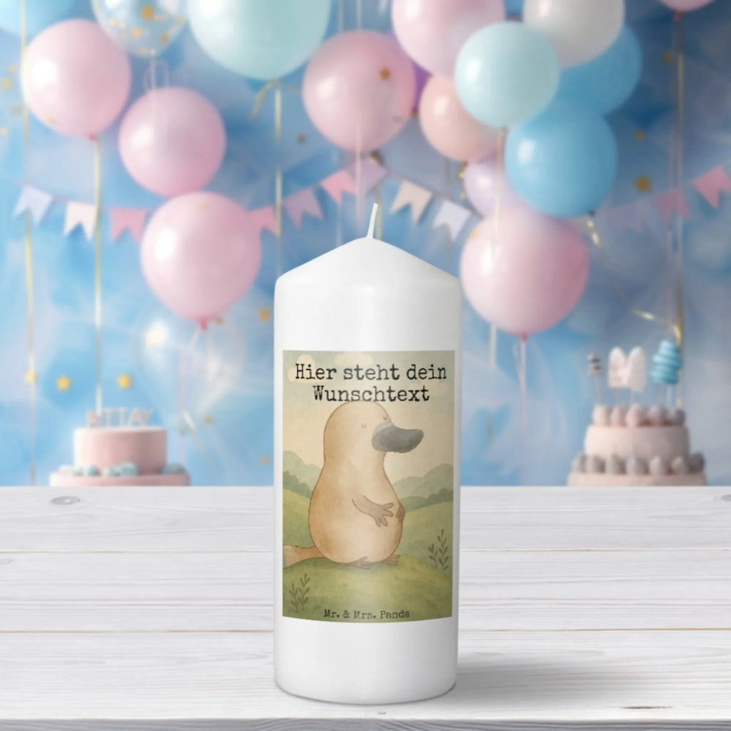 Personalisierte Kerze Schnabeltier Mut Design Holz-Kerze Mit Namen, Blockkerze Mit Namensdruck, Gastgeschenk Kerze Mit Namen, Bienenwachskerze Mit Wunschname, Handgemachte Kerze Mit Wunschname, Tafelkerze Mit Wunschname, Kerze Mit Spruch Und Namen, Firmungskerze Mit Wunschname, LED-Kerze Mit Wunschname, Tischkerze Mit Namensdruck, Personalisierte Kerze, Kerzen-Set Mit Namensgravur, Grabkerze Mit Namensgravur, Stabkerze Mit Gravur, Gedenkkerze Mit Namen, Laternenkerze Mit Namensdruck, Fair-Trade-Kerze Mit Namensgravur, Andachtskerze Mit Namensgravur, Glas-Kerze Mit Wunschname, Stearinkerze Mit Gravur, Adventskerze Mit Wunschname, Kommunionkerze Mit Namen, Sojawachskerze Mit Namensdruck, Osterkerze Mit Namen, Trauerkerze Mit Namen, Taufekerze Mit Namensgravur, Gartenkerze Mit Namen, Kerze Für Hochzeit Mit Namensgravur, Outdoor-Kerze Mit Namensgravur, Kerze Mit Prägung Und Wunschname, Stumpenkerze Mit Namensgravur, Teelicht Mit Namensdruck, Kerze Mit Namen, Schwimmkerze Mit Namen, Handgegossene Kerze Mit Namen, Metall-Kerze Mit Namensgravur, Bio-Kerze Mit Wunschname, Weihnachtskerze Mit Namensgravur, Votivkerze Mit Wunschname, Kerze Für Geburtstag Mit Wunschname, Duftkerze Mit Namen, Streukerze Mit Namensdruck, Meerestiere, Meer, Urlaub, Training, Neustart, mutig, Neuanfang, Motivation, Lebensweisheit, Schnabeltiere, Büro, Schnabeltier, Weltreise, Arbeit, Mut, Raodtrip