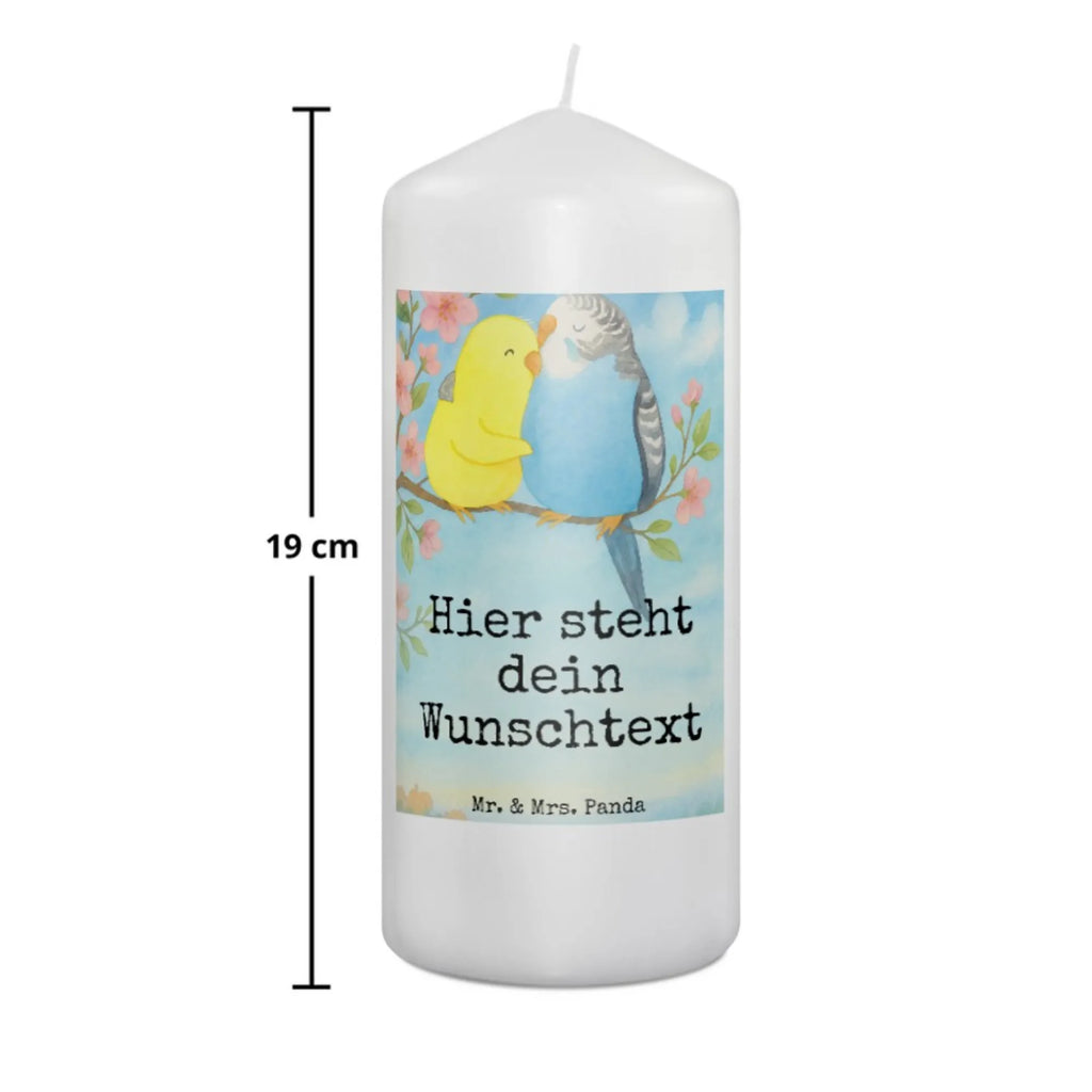 Personalisierte Kerze Wellensittich Liebe Design Firmungskerze Mit Wunschname, Laternenkerze Mit Namensdruck, Gartenkerze Mit Namen, Adventskerze Mit Wunschname, Kerze Für Geburtstag Mit Wunschname, Gedenkkerze Mit Namen, Kerzen-Set Mit Namensgravur, Weihnachtskerze Mit Namensgravur, Votivkerze Mit Wunschname, LED-Kerze Mit Wunschname, Gastgeschenk Kerze Mit Namen, Tafelkerze Mit Wunschname, Stumpenkerze Mit Namensgravur, Metall-Kerze Mit Namensgravur, Teelicht Mit Namensdruck, Stabkerze Mit Gravur, Streukerze Mit Namensdruck, Stearinkerze Mit Gravur, Sojawachskerze Mit Namensdruck, Glas-Kerze Mit Wunschname, Blockkerze Mit Namensdruck, Schwimmkerze Mit Namen, Handgegossene Kerze Mit Namen, Fair-Trade-Kerze Mit Namensgravur, Handgemachte Kerze Mit Wunschname, Osterkerze Mit Namen, Bienenwachskerze Mit Wunschname, Kerze Mit Namen, Outdoor-Kerze Mit Namensgravur, Trauerkerze Mit Namen, Kerze Mit Prägung Und Wunschname, Kerze Mit Spruch Und Namen, Kommunionkerze Mit Namen, Duftkerze Mit Namen, Personalisierte Kerze, Taufekerze Mit Namensgravur, Grabkerze Mit Namensgravur, Bio-Kerze Mit Wunschname, Holz-Kerze Mit Namen, Tischkerze Mit Namensdruck, Kerze Für Hochzeit Mit Namensgravur, Andachtskerze Mit Namensgravur, Liebe, Partner, Freund, Freundin, Ehemann, Ehefrau, Heiraten, Verlobung, Heiratsantrag, Liebesgeschenk, Jahrestag, Hocheitstag, Wellensittich, Vertrauen, Kuscheln, Nähe, Vögel