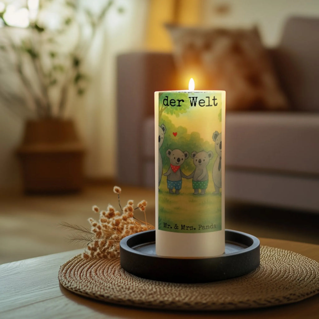 Kerze Koala Familie zwei Design Outdoor-Kerze, Kerze Für Firmung, Grablicht, Duftkerze, Kerze Mit Gravur, Dinnerkerze, Kerze Mit Namensgravur, Tischkerze, Kerze, Laternenkerze, Glas-Kerze, Metall-Kerze, Kerze Für Advent, Stumpenkerzen-Set, Grabkerze, Bio-Kerze, Fair-Trade-Kerze, Handgegossene Kerze, Kerze Mit Fotoeinleger, Kerze Für Kommunion, Kerze Als Gastgeschenk, Kerze Für Taufe, Votivkerze, Gedenkkerze, Kerze Mit Prägung, Dinnerkerzenpaar, Andachtskerze, Kerze Mit Spruch, Tafelkerze, Sojawachskerze, Stumpenkerze, Streukerze, Kerze Ohne Duft, Gartenkerze, Kerze Mit Motiv, Kerze Für Hochzeit, Teelicht, Kerze Für Geburtstag, Kerze Mit Duft, Handgemachte Kerze, Kerze Für Weihnachten, Trauerkerze, Stabkerze, Blockkerze, Kerze Für Ostern, Stearin­kerze, Familie, Vatertag, Muttertag, Bruder, Schwester, Mama, Papa, Oma, Opa, Lieblingsfamilie, Familienzeit, Koalafamilie, Koala, Koalabär, Familienleben, beste Familie