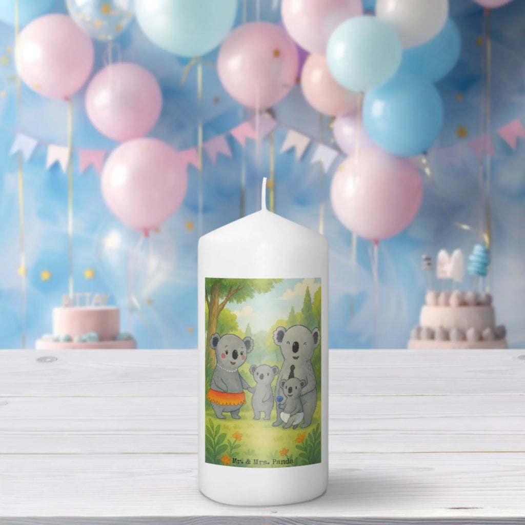 Kerze Koala Familie Design Metall-Kerze, Trauerkerze, Handgemachte Kerze, Blockkerze, Bio-Kerze, Kerze Ohne Duft, Kerze Für Firmung, Andachtskerze, Kerze Für Advent, Laternenkerze, Kerze, Kerze Mit Fotoeinleger, Kerze Für Geburtstag, Stearin­kerze, Stabkerze, Kerze Mit Spruch, Tischkerze, Kerze Mit Prägung, Kerze Mit Duft, Kerze Für Ostern, Kerze Mit Namensgravur, Kerze Als Gastgeschenk, Dinnerkerzenpaar, Dinnerkerze, Kerze Für Taufe, Stumpenkerze, Gartenkerze, Glas-Kerze, Kerze Für Weihnachten, Kerze Für Kommunion, Duftkerze, Kerze Für Hochzeit, Grabkerze, Tafelkerze, Stumpenkerzen-Set, Sojawachskerze, Handgegossene Kerze, Outdoor-Kerze, Streukerze, Gedenkkerze, Votivkerze, Kerze Mit Gravur, Kerze Mit Motiv, Fair-Trade-Kerze, Teelicht, Grablicht, Familie, Vatertag, Muttertag, Bruder, Schwester, Mama, Papa, Oma, Opa, Geschwister, Kinder, Family, Koala, Koalas, Familienleben