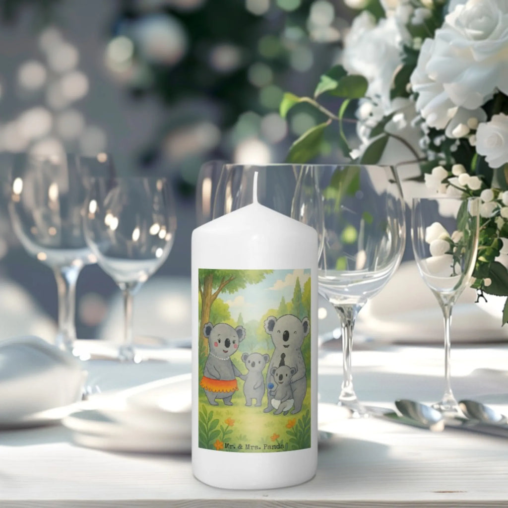 Kerze Koala Familie Design Metall-Kerze, Trauerkerze, Handgemachte Kerze, Blockkerze, Bio-Kerze, Kerze Ohne Duft, Kerze Für Firmung, Andachtskerze, Kerze Für Advent, Laternenkerze, Kerze, Kerze Mit Fotoeinleger, Kerze Für Geburtstag, Stearin­kerze, Stabkerze, Kerze Mit Spruch, Tischkerze, Kerze Mit Prägung, Kerze Mit Duft, Kerze Für Ostern, Kerze Mit Namensgravur, Kerze Als Gastgeschenk, Dinnerkerzenpaar, Dinnerkerze, Kerze Für Taufe, Stumpenkerze, Gartenkerze, Glas-Kerze, Kerze Für Weihnachten, Kerze Für Kommunion, Duftkerze, Kerze Für Hochzeit, Grabkerze, Tafelkerze, Stumpenkerzen-Set, Sojawachskerze, Handgegossene Kerze, Outdoor-Kerze, Streukerze, Gedenkkerze, Votivkerze, Kerze Mit Gravur, Kerze Mit Motiv, Fair-Trade-Kerze, Teelicht, Grablicht, Familie, Vatertag, Muttertag, Bruder, Schwester, Mama, Papa, Oma, Opa, Geschwister, Kinder, Family, Koala, Koalas, Familienleben