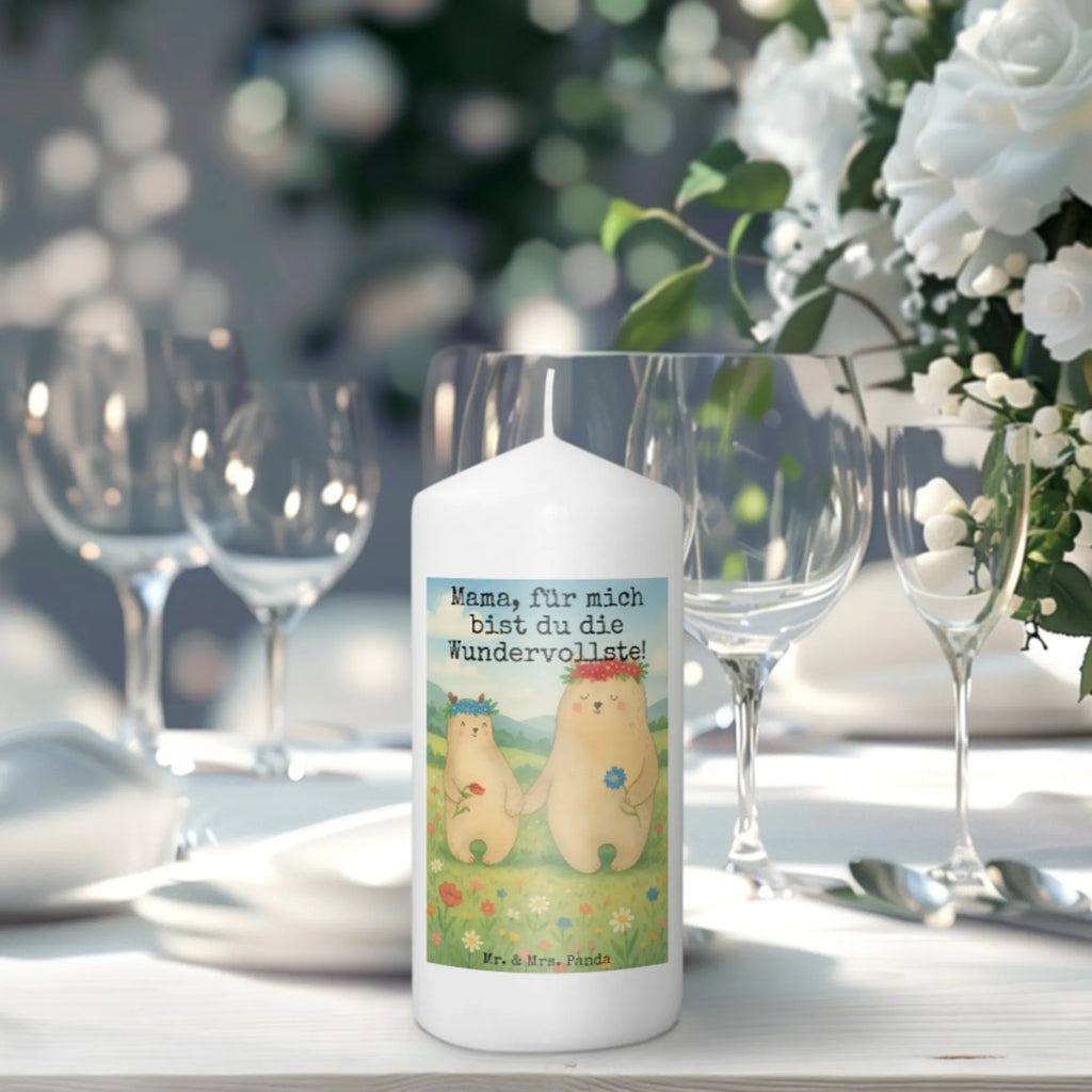 Kerze Bären mit Blumenkranz Design Fair-Trade-Kerze, Gartenkerze, Sojawachskerze, Kerze, Andachtskerze, Dinnerkerzenpaar, Kerze Für Ostern, Dinnerkerze, Votivkerze, Glas-Kerze, Kerze Für Advent, Laternenkerze, Kerze Mit Fotoeinleger, Tafelkerze, Kerze Ohne Duft, Duftkerze, Handgemachte Kerze, Handgegossene Kerze, Stabkerze, Stearin­kerze, Grabkerze, Grablicht, Bio-Kerze, Outdoor-Kerze, Metall-Kerze, Blockkerze, Kerze Mit Motiv, Gedenkkerze, Tischkerze, Kerze Für Taufe, Kerze Als Gastgeschenk, Streukerze, Kerze Mit Gravur, Kerze Mit Namensgravur, Teelicht, Kerze Mit Spruch, Kerze Für Firmung, Kerze Für Geburtstag, Kerze Mit Duft, Stumpenkerzen-Set, Kerze Für Weihnachten, Kerze Für Hochzeit, Stumpenkerze, Kerze Für Kommunion, Trauerkerze, Kerze Mit Prägung, Familie, Vatertag, Muttertag, Bruder, Schwester, Mama, Papa, Oma, Opa, Bären, Kind, Family, Geschenk Mama. Muttertag, Mutti, Mami, beste Mutter, Lieblingsmensch, Töchter, weltbeste Mama, Lieblingsmama, Kinder, Vorbild, Bär, Mutter, Tochter