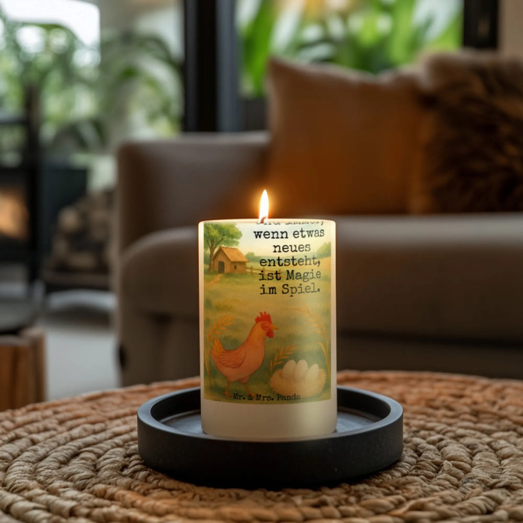 Kerze Huhn Stolz Design Bio-Kerze, Kerze Als Gastgeschenk, Kerze Mit Spruch, Kerze Mit Prägung, Kerze Für Advent, Fair-Trade-Kerze, Kerze Mit Fotoeinleger, Kerze, Andachtskerze, Blockkerze, Grablicht, Stumpenkerze, Kerze Mit Gravur, Stumpenkerzen-Set, Sojawachskerze, Kerze Mit Namensgravur, Streukerze, Stabkerze, Kerze Für Weihnachten, Handgemachte Kerze, Metall-Kerze, Kerze Ohne Duft, Gedenkkerze, Glas-Kerze, Stearin­kerze, Kerze Für Kommunion, Laternenkerze, Tafelkerze, Duftkerze, Outdoor-Kerze, Teelicht, Dinnerkerze, Kerze Für Geburtstag, Votivkerze, Tischkerze, Handgegossene Kerze, Gartenkerze, Kerze Für Firmung, Trauerkerze, Grabkerze, Kerze Für Taufe, Kerze Für Hochzeit, Kerze Mit Motiv, Kerze Mit Duft, Dinnerkerzenpaar, Kerze Für Ostern, Bauernhof, Hoftiere, Landwirt, Landwirtin, Geburt, Hühner, Schwangerschaft, Henne, Hahn, Motivation, Magie, Hof, Landleben, Eier, Spruch