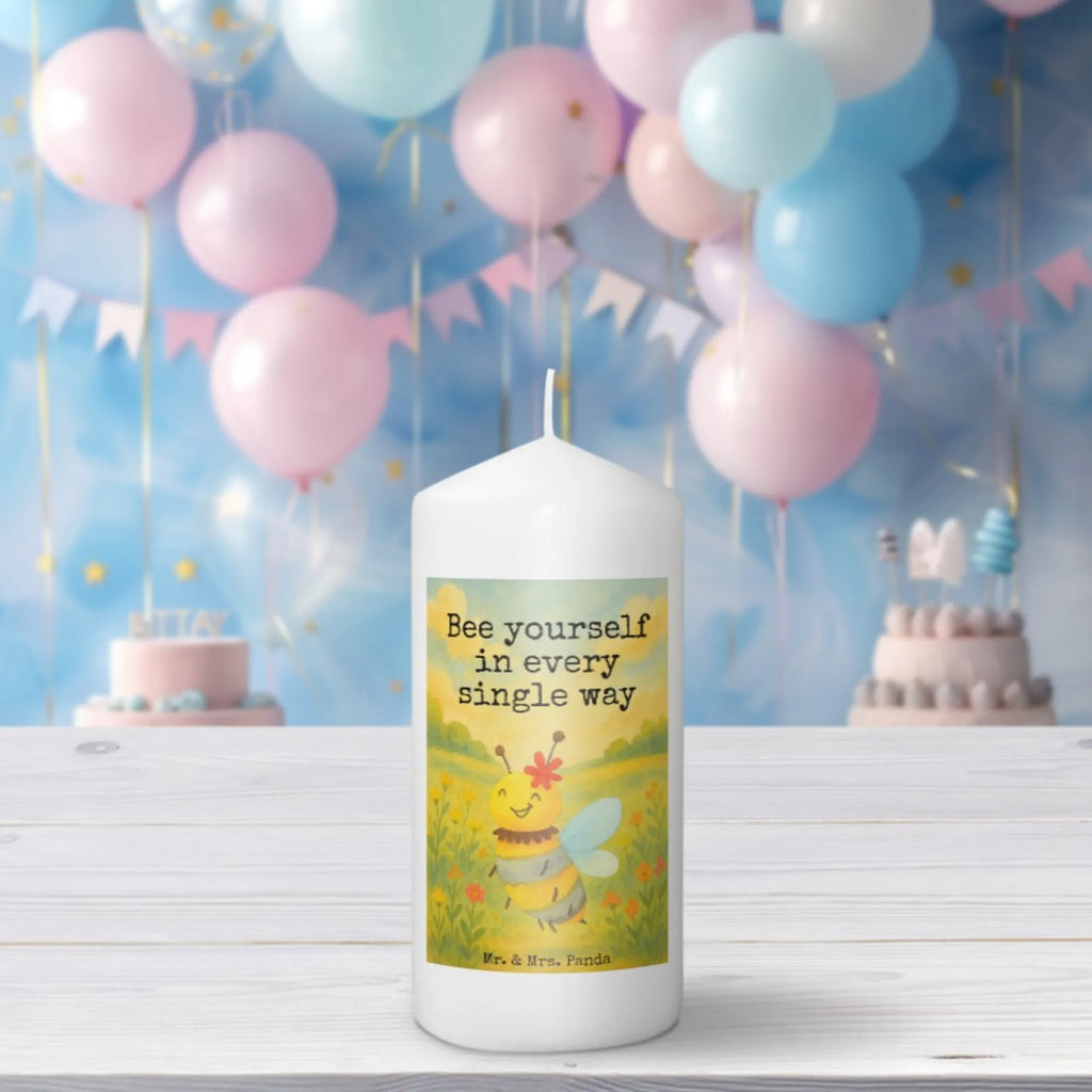 Kerze Biene Blume Design Tafelkerze, Kerze Als Gastgeschenk, Votivkerze, Metall-Kerze, Stumpenkerze, Sojawachskerze, Tischkerze, Trauerkerze, Glas-Kerze, Kerze Für Firmung, Dinnerkerze, Fair-Trade-Kerze, Kerze Mit Gravur, Handgegossene Kerze, Grablicht, Stabkerze, Kerze Ohne Duft, Stumpenkerzen-Set, Gartenkerze, Dinnerkerzenpaar, Kerze Für Ostern, Kerze Für Geburtstag, Teelicht, Streukerze, Kerze Mit Motiv, Kerze Für Weihnachten, Kerze Mit Duft, Kerze Für Kommunion, Andachtskerze, Laternenkerze, Stearin­kerze, Kerze Für Taufe, Gedenkkerze, Bio-Kerze, Kerze Mit Spruch, Blockkerze, Kerze Mit Prägung, Grabkerze, Duftkerze, Kerze, Kerze Für Hochzeit, Outdoor-Kerze, Handgemachte Kerze, Kerze Für Advent, Kerze Mit Fotoeinleger, Kerze Mit Namensgravur, Biene, Wespe, Hummel