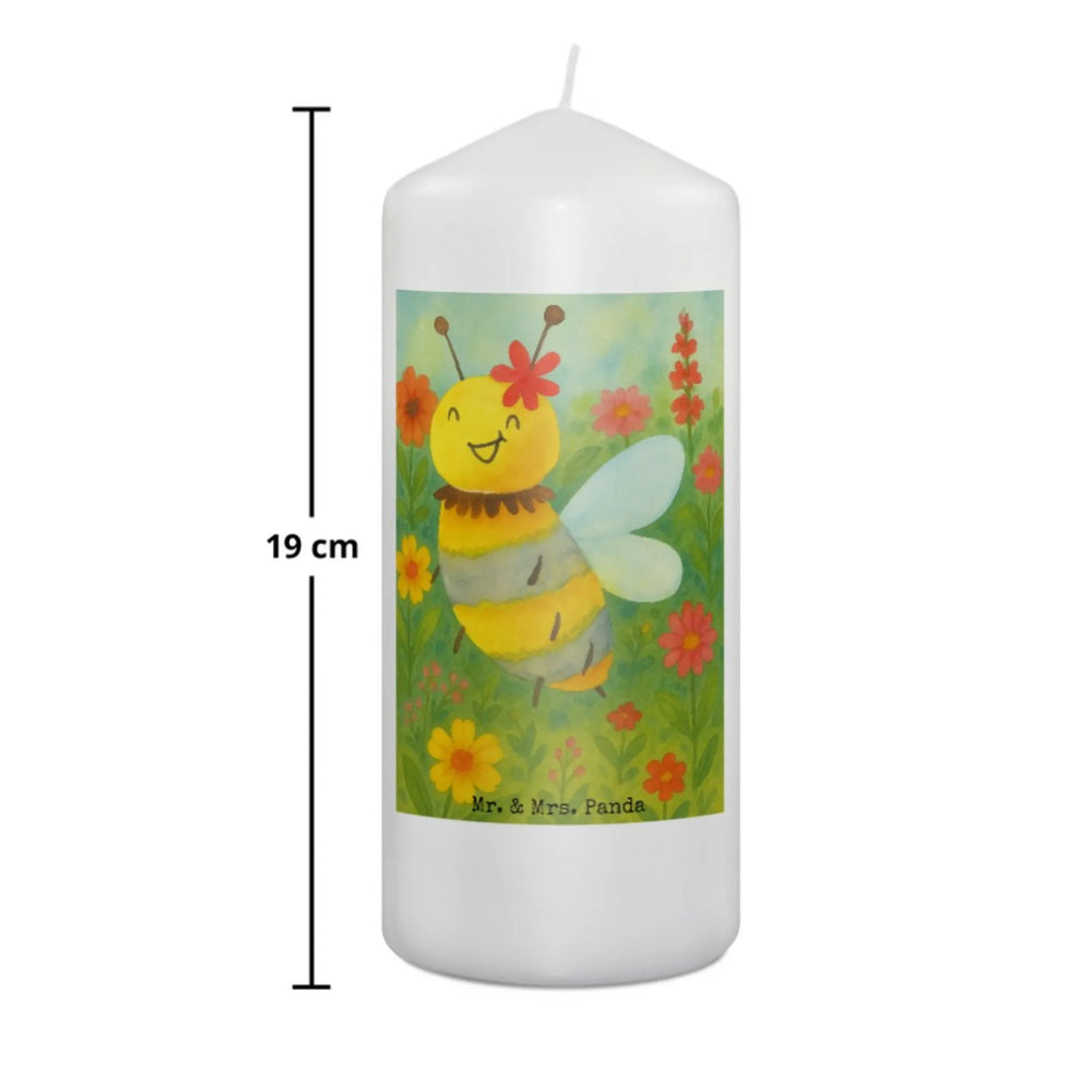 Kerze Biene Blume Design Tafelkerze, Kerze Als Gastgeschenk, Votivkerze, Metall-Kerze, Stumpenkerze, Sojawachskerze, Tischkerze, Trauerkerze, Glas-Kerze, Kerze Für Firmung, Dinnerkerze, Fair-Trade-Kerze, Kerze Mit Gravur, Handgegossene Kerze, Grablicht, Stabkerze, Kerze Ohne Duft, Stumpenkerzen-Set, Gartenkerze, Dinnerkerzenpaar, Kerze Für Ostern, Kerze Für Geburtstag, Teelicht, Streukerze, Kerze Mit Motiv, Kerze Für Weihnachten, Kerze Mit Duft, Kerze Für Kommunion, Andachtskerze, Laternenkerze, Stearin­kerze, Kerze Für Taufe, Gedenkkerze, Bio-Kerze, Kerze Mit Spruch, Blockkerze, Kerze Mit Prägung, Grabkerze, Duftkerze, Kerze, Kerze Für Hochzeit, Outdoor-Kerze, Handgemachte Kerze, Kerze Für Advent, Kerze Mit Fotoeinleger, Kerze Mit Namensgravur, Biene, Wespe, Hummel