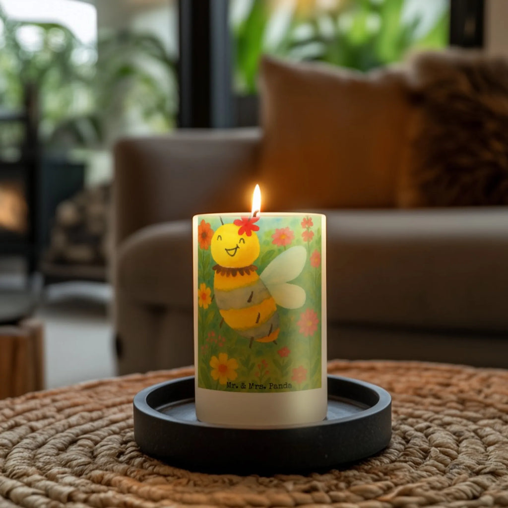Kerze Biene Blume Design Tafelkerze, Kerze Als Gastgeschenk, Votivkerze, Metall-Kerze, Stumpenkerze, Sojawachskerze, Tischkerze, Trauerkerze, Glas-Kerze, Kerze Für Firmung, Dinnerkerze, Fair-Trade-Kerze, Kerze Mit Gravur, Handgegossene Kerze, Grablicht, Stabkerze, Kerze Ohne Duft, Stumpenkerzen-Set, Gartenkerze, Dinnerkerzenpaar, Kerze Für Ostern, Kerze Für Geburtstag, Teelicht, Streukerze, Kerze Mit Motiv, Kerze Für Weihnachten, Kerze Mit Duft, Kerze Für Kommunion, Andachtskerze, Laternenkerze, Stearin­kerze, Kerze Für Taufe, Gedenkkerze, Bio-Kerze, Kerze Mit Spruch, Blockkerze, Kerze Mit Prägung, Grabkerze, Duftkerze, Kerze, Kerze Für Hochzeit, Outdoor-Kerze, Handgemachte Kerze, Kerze Für Advent, Kerze Mit Fotoeinleger, Kerze Mit Namensgravur, Biene, Wespe, Hummel