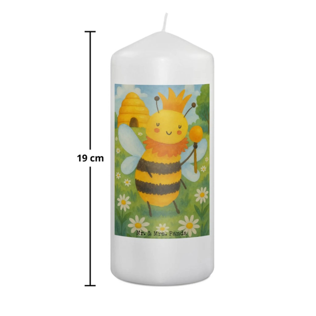 Kerze Biene König Design Andachtskerze, Glas-Kerze, Grabkerze, Metall-Kerze, Trauerkerze, Duftkerze, Kerze Für Taufe, Kerze Für Kommunion, Stearin­kerze, Gedenkkerze, Stumpenkerzen-Set, Dinnerkerze, Laternenkerze, Kerze Mit Fotoeinleger, Dinnerkerzenpaar, Kerze Mit Spruch, Outdoor-Kerze, Stumpenkerze, Streukerze, Handgemachte Kerze, Stabkerze, Sojawachskerze, Kerze Als Gastgeschenk, Bio-Kerze, Kerze Ohne Duft, Blockkerze, Kerze Für Ostern, Fair-Trade-Kerze, Kerze Für Hochzeit, Votivkerze, Kerze Mit Gravur, Kerze, Teelicht, Kerze Mit Duft, Gartenkerze, Tischkerze, Tafelkerze, Kerze Mit Motiv, Kerze Mit Namensgravur, Kerze Mit Prägung, Grablicht, Kerze Für Geburtstag, Kerze Für Weihnachten, Kerze Für Advent, Kerze Für Firmung, Handgegossene Kerze, Biene, Wespe, Hummel