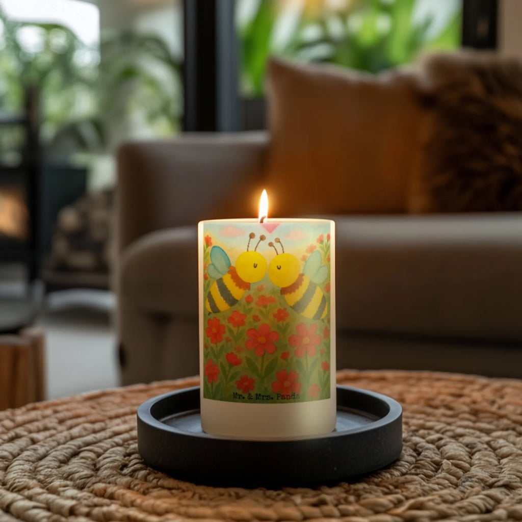 Kerze Biene Liebe Design Gartenkerze, Kerze Für Ostern, Grablicht, Dinnerkerzenpaar, Kerze Mit Prägung, Teelicht, Stabkerze, Kerze Für Weihnachten, Fair-Trade-Kerze, Kerze Für Hochzeit, Kerze Für Advent, Blockkerze, Sojawachskerze, Laternenkerze, Outdoor-Kerze, Kerze Mit Spruch, Kerze Mit Duft, Handgegossene Kerze, Duftkerze, Handgemachte Kerze, Kerze Mit Fotoeinleger, Kerze Mit Namensgravur, Tafelkerze, Kerze, Bio-Kerze, Andachtskerze, Gedenkkerze, Stumpenkerze, Stumpenkerzen-Set, Kerze Mit Motiv, Votivkerze, Kerze Ohne Duft, Dinnerkerze, Kerze Für Geburtstag, Stearin­kerze, Glas-Kerze, Kerze Mit Gravur, Kerze Für Firmung, Kerze Für Kommunion, Kerze Für Taufe, Metall-Kerze, Tischkerze, Trauerkerze, Streukerze, Kerze Als Gastgeschenk, Grabkerze, Biene, Wespe, Hummel