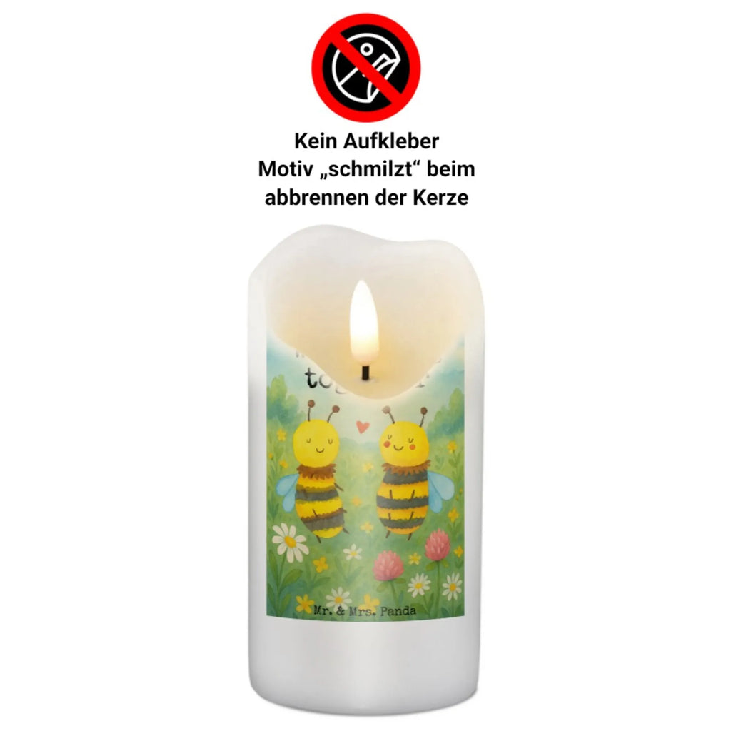Kerze Biene Verliebt Design Kerze Für Geburtstag, Kerze Für Taufe, Kerze Mit Gravur, Kerze, Dinnerkerze, Handgegossene Kerze, Grablicht, Tischkerze, Fair-Trade-Kerze, Votivkerze, Stearin­kerze, Sojawachskerze, Metall-Kerze, Streukerze, Stumpenkerze, Gedenkkerze, Stumpenkerzen-Set, Bio-Kerze, Kerze Für Firmung, Duftkerze, Handgemachte Kerze, Kerze Mit Fotoeinleger, Kerze Mit Namensgravur, Teelicht, Kerze Für Hochzeit, Kerze Mit Duft, Tafelkerze, Dinnerkerzenpaar, Laternenkerze, Gartenkerze, Outdoor-Kerze, Kerze Ohne Duft, Kerze Für Advent, Andachtskerze, Kerze Für Weihnachten, Kerze Als Gastgeschenk, Trauerkerze, Stabkerze, Kerze Für Kommunion, Kerze Für Ostern, Blockkerze, Kerze Mit Prägung, Glas-Kerze, Kerze Mit Spruch, Grabkerze, Kerze Mit Motiv, Biene, Wespe, Hummel