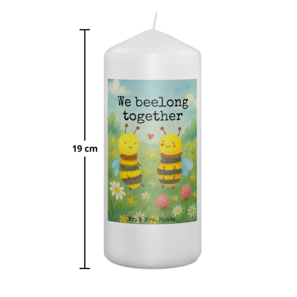 Kerze Biene Verliebt Design Kerze Für Geburtstag, Kerze Für Taufe, Kerze Mit Gravur, Kerze, Dinnerkerze, Handgegossene Kerze, Grablicht, Tischkerze, Fair-Trade-Kerze, Votivkerze, Stearin­kerze, Sojawachskerze, Metall-Kerze, Streukerze, Stumpenkerze, Gedenkkerze, Stumpenkerzen-Set, Bio-Kerze, Kerze Für Firmung, Duftkerze, Handgemachte Kerze, Kerze Mit Fotoeinleger, Kerze Mit Namensgravur, Teelicht, Kerze Für Hochzeit, Kerze Mit Duft, Tafelkerze, Dinnerkerzenpaar, Laternenkerze, Gartenkerze, Outdoor-Kerze, Kerze Ohne Duft, Kerze Für Advent, Andachtskerze, Kerze Für Weihnachten, Kerze Als Gastgeschenk, Trauerkerze, Stabkerze, Kerze Für Kommunion, Kerze Für Ostern, Blockkerze, Kerze Mit Prägung, Glas-Kerze, Kerze Mit Spruch, Grabkerze, Kerze Mit Motiv, Biene, Wespe, Hummel