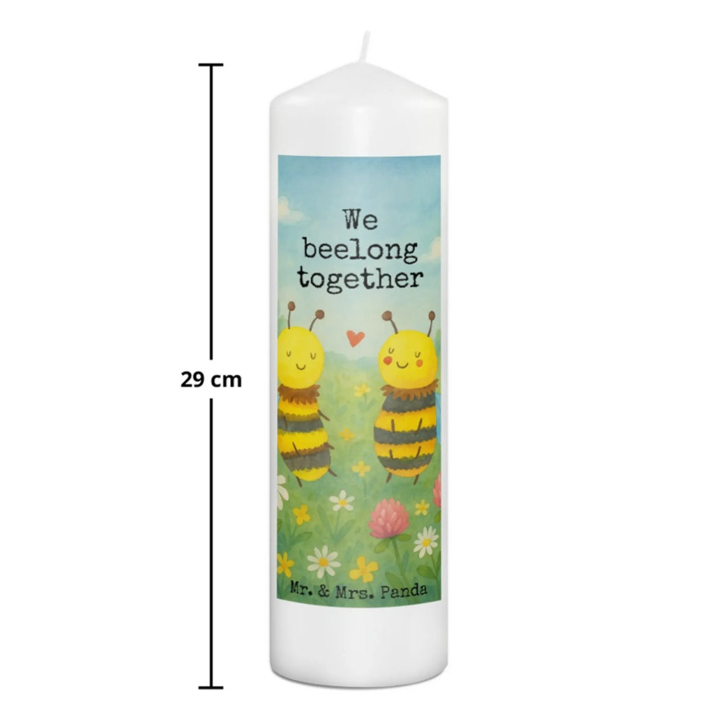 Kerze Biene Verliebt Design Kerze Für Geburtstag, Kerze Für Taufe, Kerze Mit Gravur, Kerze, Dinnerkerze, Handgegossene Kerze, Grablicht, Tischkerze, Fair-Trade-Kerze, Votivkerze, Stearin­kerze, Sojawachskerze, Metall-Kerze, Streukerze, Stumpenkerze, Gedenkkerze, Stumpenkerzen-Set, Bio-Kerze, Kerze Für Firmung, Duftkerze, Handgemachte Kerze, Kerze Mit Fotoeinleger, Kerze Mit Namensgravur, Teelicht, Kerze Für Hochzeit, Kerze Mit Duft, Tafelkerze, Dinnerkerzenpaar, Laternenkerze, Gartenkerze, Outdoor-Kerze, Kerze Ohne Duft, Kerze Für Advent, Andachtskerze, Kerze Für Weihnachten, Kerze Als Gastgeschenk, Trauerkerze, Stabkerze, Kerze Für Kommunion, Kerze Für Ostern, Blockkerze, Kerze Mit Prägung, Glas-Kerze, Kerze Mit Spruch, Grabkerze, Kerze Mit Motiv, Biene, Wespe, Hummel