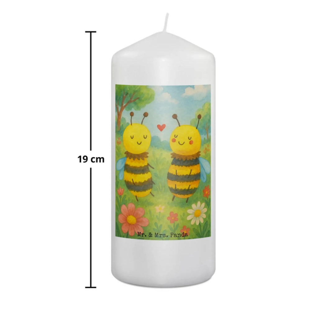 Kerze Biene Verliebt Design Kerze Für Geburtstag, Kerze Für Taufe, Kerze Mit Gravur, Kerze, Dinnerkerze, Handgegossene Kerze, Grablicht, Tischkerze, Fair-Trade-Kerze, Votivkerze, Stearin­kerze, Sojawachskerze, Metall-Kerze, Streukerze, Stumpenkerze, Gedenkkerze, Stumpenkerzen-Set, Bio-Kerze, Kerze Für Firmung, Duftkerze, Handgemachte Kerze, Kerze Mit Fotoeinleger, Kerze Mit Namensgravur, Teelicht, Kerze Für Hochzeit, Kerze Mit Duft, Tafelkerze, Dinnerkerzenpaar, Laternenkerze, Gartenkerze, Outdoor-Kerze, Kerze Ohne Duft, Kerze Für Advent, Andachtskerze, Kerze Für Weihnachten, Kerze Als Gastgeschenk, Trauerkerze, Stabkerze, Kerze Für Kommunion, Kerze Für Ostern, Blockkerze, Kerze Mit Prägung, Glas-Kerze, Kerze Mit Spruch, Grabkerze, Kerze Mit Motiv, Biene, Wespe, Hummel