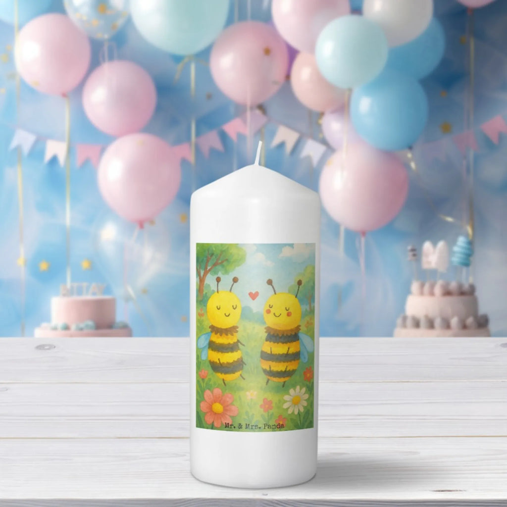 Kerze Biene Verliebt Design Kerze Für Geburtstag, Kerze Für Taufe, Kerze Mit Gravur, Kerze, Dinnerkerze, Handgegossene Kerze, Grablicht, Tischkerze, Fair-Trade-Kerze, Votivkerze, Stearin­kerze, Sojawachskerze, Metall-Kerze, Streukerze, Stumpenkerze, Gedenkkerze, Stumpenkerzen-Set, Bio-Kerze, Kerze Für Firmung, Duftkerze, Handgemachte Kerze, Kerze Mit Fotoeinleger, Kerze Mit Namensgravur, Teelicht, Kerze Für Hochzeit, Kerze Mit Duft, Tafelkerze, Dinnerkerzenpaar, Laternenkerze, Gartenkerze, Outdoor-Kerze, Kerze Ohne Duft, Kerze Für Advent, Andachtskerze, Kerze Für Weihnachten, Kerze Als Gastgeschenk, Trauerkerze, Stabkerze, Kerze Für Kommunion, Kerze Für Ostern, Blockkerze, Kerze Mit Prägung, Glas-Kerze, Kerze Mit Spruch, Grabkerze, Kerze Mit Motiv, Biene, Wespe, Hummel