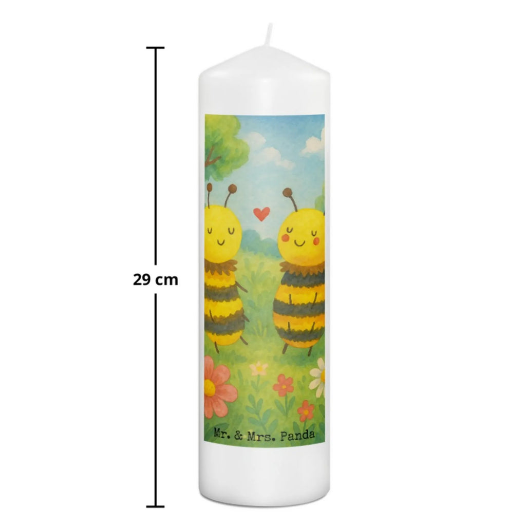 Kerze Biene Verliebt Design Kerze Für Geburtstag, Kerze Für Taufe, Kerze Mit Gravur, Kerze, Dinnerkerze, Handgegossene Kerze, Grablicht, Tischkerze, Fair-Trade-Kerze, Votivkerze, Stearin­kerze, Sojawachskerze, Metall-Kerze, Streukerze, Stumpenkerze, Gedenkkerze, Stumpenkerzen-Set, Bio-Kerze, Kerze Für Firmung, Duftkerze, Handgemachte Kerze, Kerze Mit Fotoeinleger, Kerze Mit Namensgravur, Teelicht, Kerze Für Hochzeit, Kerze Mit Duft, Tafelkerze, Dinnerkerzenpaar, Laternenkerze, Gartenkerze, Outdoor-Kerze, Kerze Ohne Duft, Kerze Für Advent, Andachtskerze, Kerze Für Weihnachten, Kerze Als Gastgeschenk, Trauerkerze, Stabkerze, Kerze Für Kommunion, Kerze Für Ostern, Blockkerze, Kerze Mit Prägung, Glas-Kerze, Kerze Mit Spruch, Grabkerze, Kerze Mit Motiv, Biene, Wespe, Hummel