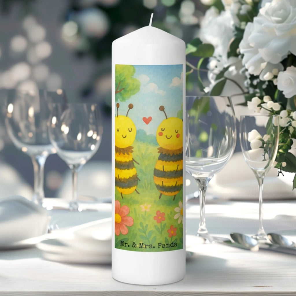 Kerze Biene Verliebt Design Kerze Für Geburtstag, Kerze Für Taufe, Kerze Mit Gravur, Kerze, Dinnerkerze, Handgegossene Kerze, Grablicht, Tischkerze, Fair-Trade-Kerze, Votivkerze, Stearin­kerze, Sojawachskerze, Metall-Kerze, Streukerze, Stumpenkerze, Gedenkkerze, Stumpenkerzen-Set, Bio-Kerze, Kerze Für Firmung, Duftkerze, Handgemachte Kerze, Kerze Mit Fotoeinleger, Kerze Mit Namensgravur, Teelicht, Kerze Für Hochzeit, Kerze Mit Duft, Tafelkerze, Dinnerkerzenpaar, Laternenkerze, Gartenkerze, Outdoor-Kerze, Kerze Ohne Duft, Kerze Für Advent, Andachtskerze, Kerze Für Weihnachten, Kerze Als Gastgeschenk, Trauerkerze, Stabkerze, Kerze Für Kommunion, Kerze Für Ostern, Blockkerze, Kerze Mit Prägung, Glas-Kerze, Kerze Mit Spruch, Grabkerze, Kerze Mit Motiv, Biene, Wespe, Hummel