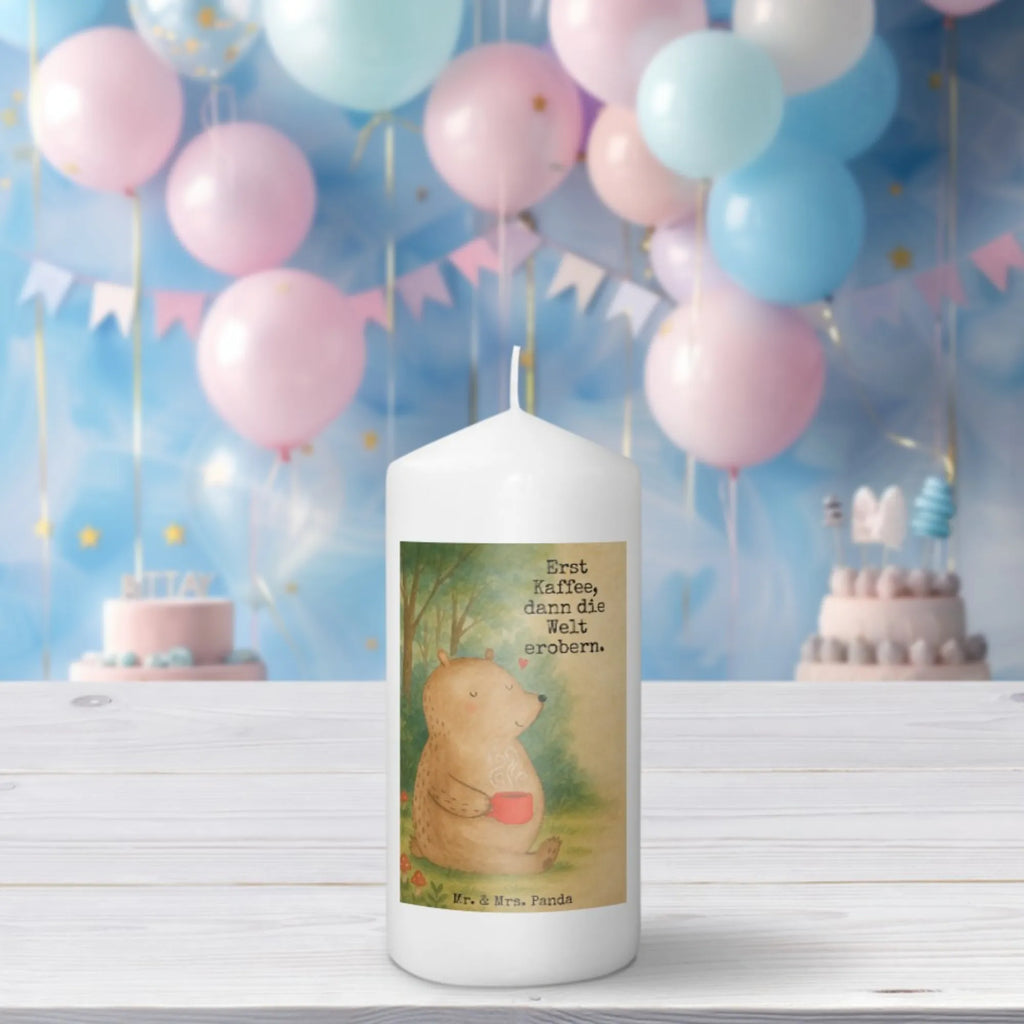 Kerze Bär Kaffee Design Stumpenkerzen-Set, Kerze Mit Gravur, Votivkerze, Kerze Für Hochzeit, Kerze Mit Motiv, Kerze Für Advent, Kerze Für Ostern, Fair-Trade-Kerze, Kerze Für Geburtstag, Laternenkerze, Kerze Mit Duft, Metall-Kerze, Trauerkerze, Kerze Für Firmung, Tischkerze, Teelicht, Kerze Als Gastgeschenk, Kerze Mit Namensgravur, Streukerze, Kerze Mit Prägung, Kerze, Kerze Mit Fotoeinleger, Andachtskerze, Duftkerze, Tafelkerze, Handgemachte Kerze, Kerze Für Kommunion, Glas-Kerze, Gartenkerze, Kerze Ohne Duft, Outdoor-Kerze, Blockkerze, Stumpenkerze, Handgegossene Kerze, Bio-Kerze, Grabkerze, Gedenkkerze, Kerze Für Taufe, Kerze Mit Spruch, Stearin­kerze, Stabkerze, Dinnerkerzenpaar, Grablicht, Dinnerkerze, Sojawachskerze, Kerze Für Weihnachten, Bär, Teddy, Teddybär, Morgenroutine, Welt erobern, Motivation, guten Morgen, Coffee, Kaffee, Bären, Welt retten