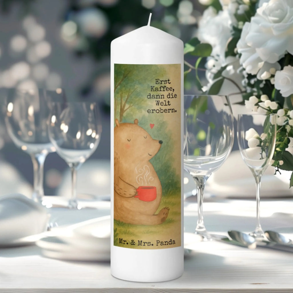Kerze Bär Kaffee Design Stumpenkerzen-Set, Kerze Mit Gravur, Votivkerze, Kerze Für Hochzeit, Kerze Mit Motiv, Kerze Für Advent, Kerze Für Ostern, Fair-Trade-Kerze, Kerze Für Geburtstag, Laternenkerze, Kerze Mit Duft, Metall-Kerze, Trauerkerze, Kerze Für Firmung, Tischkerze, Teelicht, Kerze Als Gastgeschenk, Kerze Mit Namensgravur, Streukerze, Kerze Mit Prägung, Kerze, Kerze Mit Fotoeinleger, Andachtskerze, Duftkerze, Tafelkerze, Handgemachte Kerze, Kerze Für Kommunion, Glas-Kerze, Gartenkerze, Kerze Ohne Duft, Outdoor-Kerze, Blockkerze, Stumpenkerze, Handgegossene Kerze, Bio-Kerze, Grabkerze, Gedenkkerze, Kerze Für Taufe, Kerze Mit Spruch, Stearin­kerze, Stabkerze, Dinnerkerzenpaar, Grablicht, Dinnerkerze, Sojawachskerze, Kerze Für Weihnachten, Bär, Teddy, Teddybär, Morgenroutine, Welt erobern, Motivation, guten Morgen, Coffee, Kaffee, Bären, Welt retten
