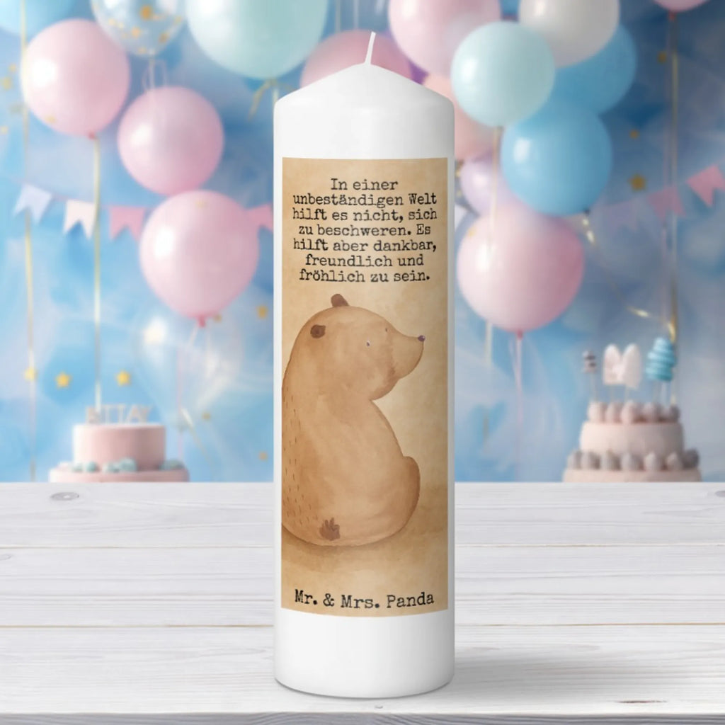Kerze Bär Schulterblick Design Kerze Mit Prägung, Handgemachte Kerze, Outdoor-Kerze, Metall-Kerze, Bio-Kerze, Sojawachskerze, Dinnerkerze, Glas-Kerze, Tischkerze, Grablicht, Tafelkerze, Kerze Mit Duft, Stumpenkerzen-Set, Gedenkkerze, Kerze Für Weihnachten, Fair-Trade-Kerze, Blockkerze, Kerze Für Taufe, Stabkerze, Kerze Mit Fotoeinleger, Trauerkerze, Kerze Mit Namensgravur, Kerze Als Gastgeschenk, Kerze Für Geburtstag, Kerze Für Advent, Kerze Für Ostern, Teelicht, Stearin­kerze, Stumpenkerze, Laternenkerze, Kerze, Andachtskerze, Votivkerze, Gartenkerze, Kerze Ohne Duft, Streukerze, Handgegossene Kerze, Kerze Mit Gravur, Kerze Mit Spruch, Dinnerkerzenpaar, Kerze Für Hochzeit, Grabkerze, Kerze Für Firmung, Duftkerze, Kerze Mit Motiv, Kerze Für Kommunion, Bär, Teddy, Teddybär, Weltansicht, Selbstachtung, Bären, Bärenliebe, Motivation, Weisheit